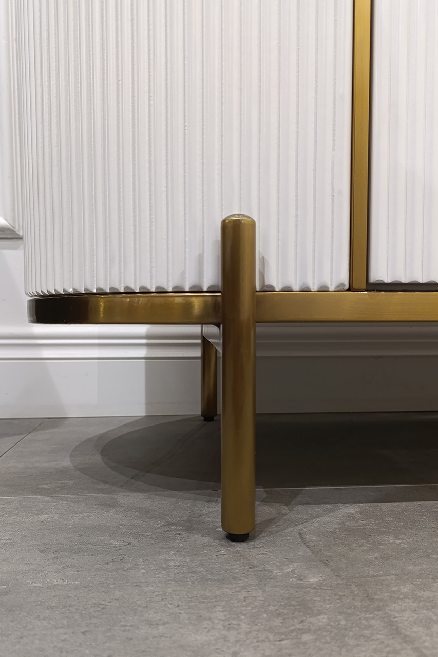 KOMODA biała ze złotymi metalowymi dodatkami, zaokrąglone kształty, ryflowane fronty, nowoczesny styl, wyjątkowa KOMODA biała ze złotymi metalowymi dodatkami, zaokrąglone kształty, ryflowane fronty, nowoczesny styl, wyjątkowa