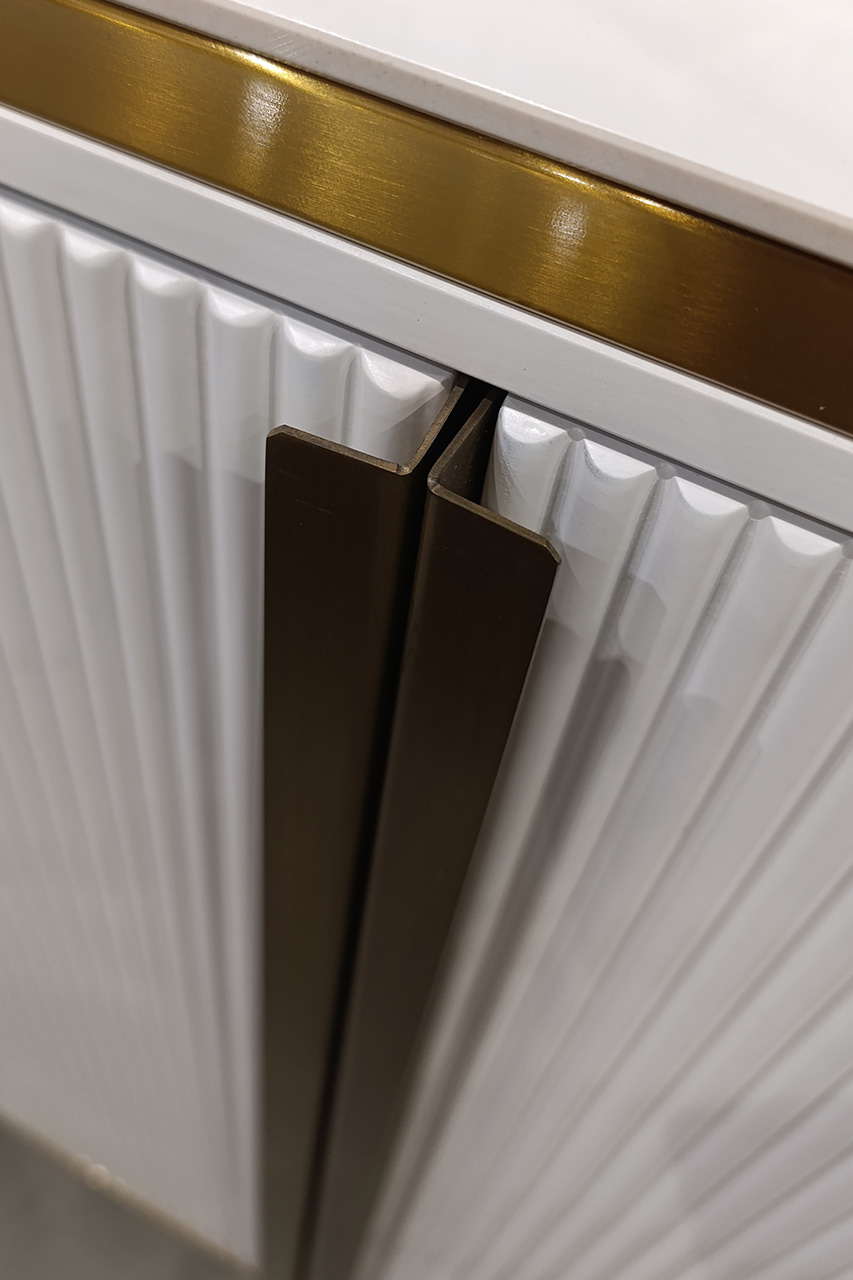 KOMODA biała ze złotymi metalowymi dodatkami, zaokrąglone kształty, ryflowane fronty, nowoczesny styl, wyrafinowana KOMODA biała ze złotymi metalowymi dodatkami, zaokrąglone kształty, ryflowane fronty, nowoczesny styl, wyrafinowana
