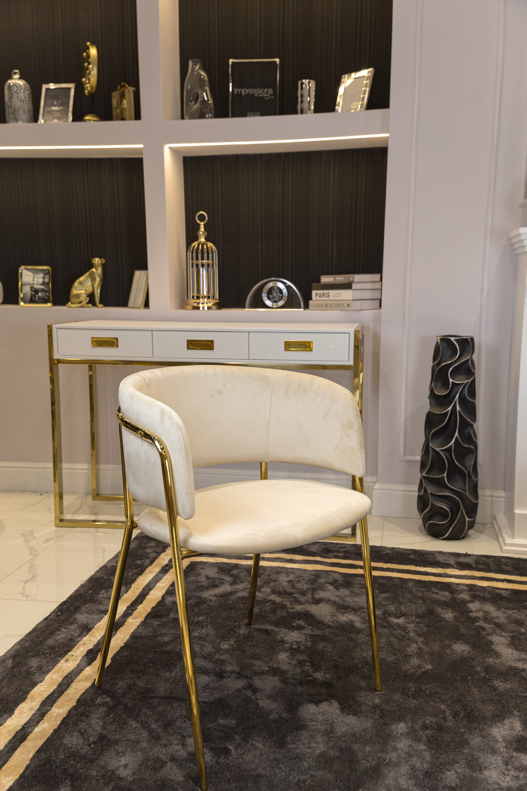 KRZESŁO Delta na złotych, metalowych nogach, beżowa tkanina, pełne oparcie, nowoczesny styl KRZESŁO Delta na złotych, metalowych nogach, beżowa tkanina, pełne oparcie, nowoczesny styl