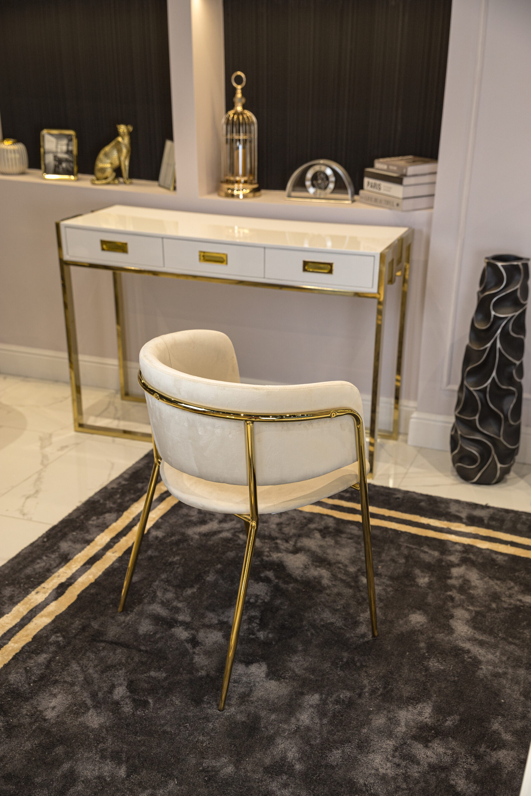 KRZESŁO Delta na złotych, metalowych nogach, beżowa tkanina, pełne oparcie, nowoczesny styl, piękne KRZESŁO Delta na złotych, metalowych nogach, beżowa tkanina, pełne oparcie, nowoczesny styl, piękne