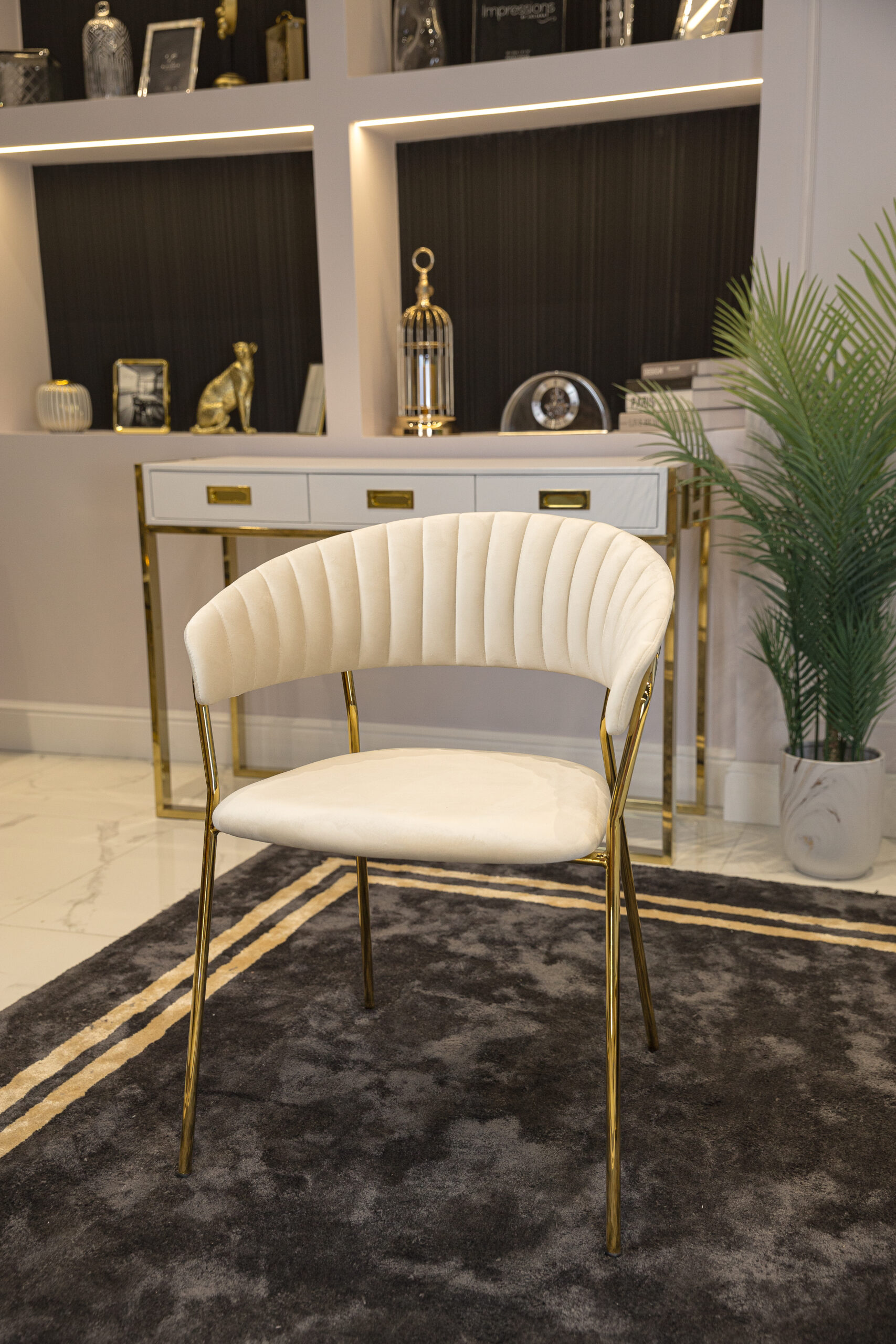 KRZESŁO Margo, na złotych nogach, welurowa beżowa tkanina, przeszywane oparcie, nowoczesny styl KRZESŁO Margo, na złotych nogach, welurowa beżowa tkanina, przeszywane oparcie, nowoczesny styl