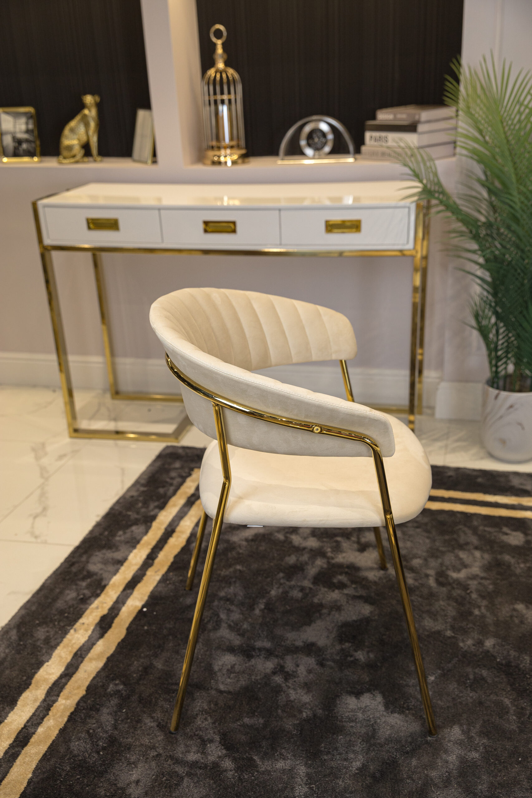 KRZESŁO Margo, na złotych nogach, welurowa beżowa tkanina, przeszywane oparcie, nowoczesny styl, piękne KRZESŁO Margo, na złotych nogach, welurowa beżowa tkanina, przeszywane oparcie, nowoczesny styl, piękne