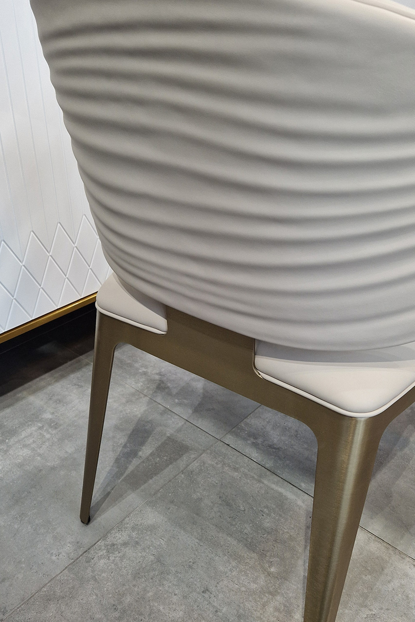 KRZESŁO z obiciem z ekoskóry, jasno beżowe wydanie, złote nogi ze stali nierdzewnej, styl nowoczesny, ekskluzywne KRZESŁO z obiciem z ekoskóry, jasno beżowe wydanie, złote nogi ze stali nierdzewnej, styl nowoczesny, ekskluzywne