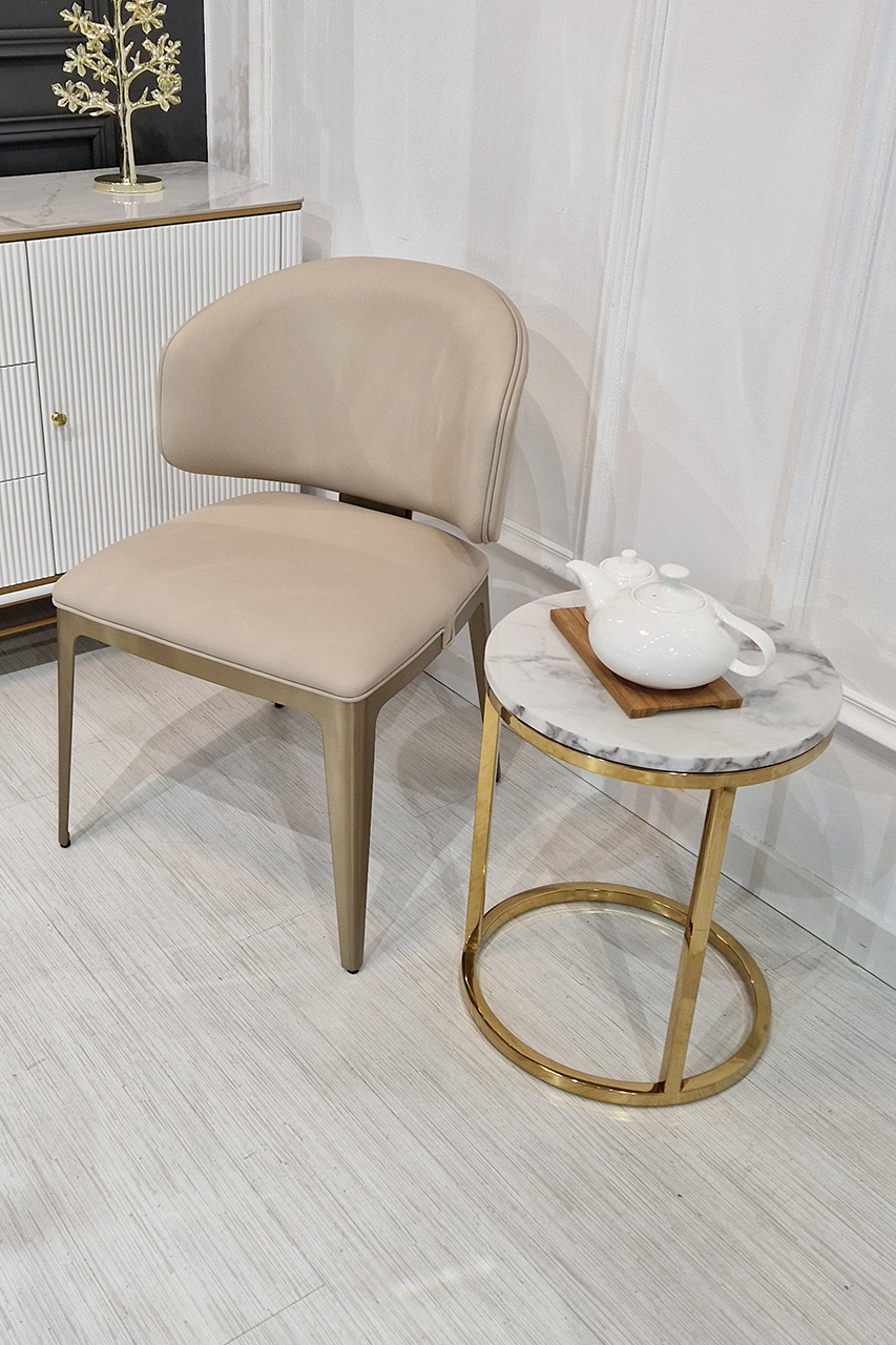KRZESŁO z obiciem z ekoskóry, jasno beżowe wydanie, złote nogi ze stali nierdzewnej, styl nowoczesny, piękne KRZESŁO z obiciem z ekoskóry, jasno beżowe wydanie, złote nogi ze stali nierdzewnej, styl nowoczesny, piękne