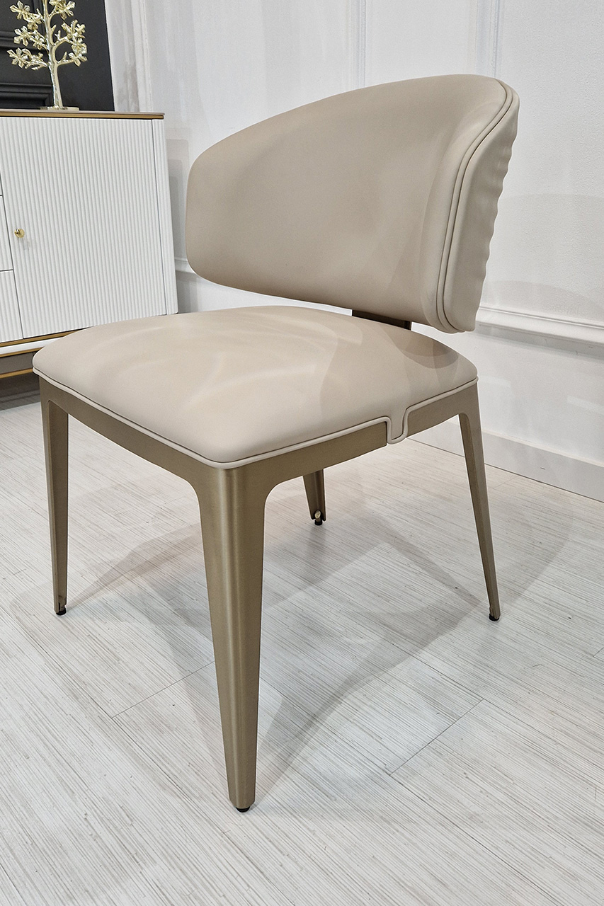 KRZESŁO z obiciem z ekoskóry, jasno beżowe wydanie, złote nogi ze stali nierdzewnej, styl nowoczesny, wyjatkowe KRZESŁO z obiciem z ekoskóry, jasno beżowe wydanie, złote nogi ze stali nierdzewnej, styl nowoczesny, wyjatkowe