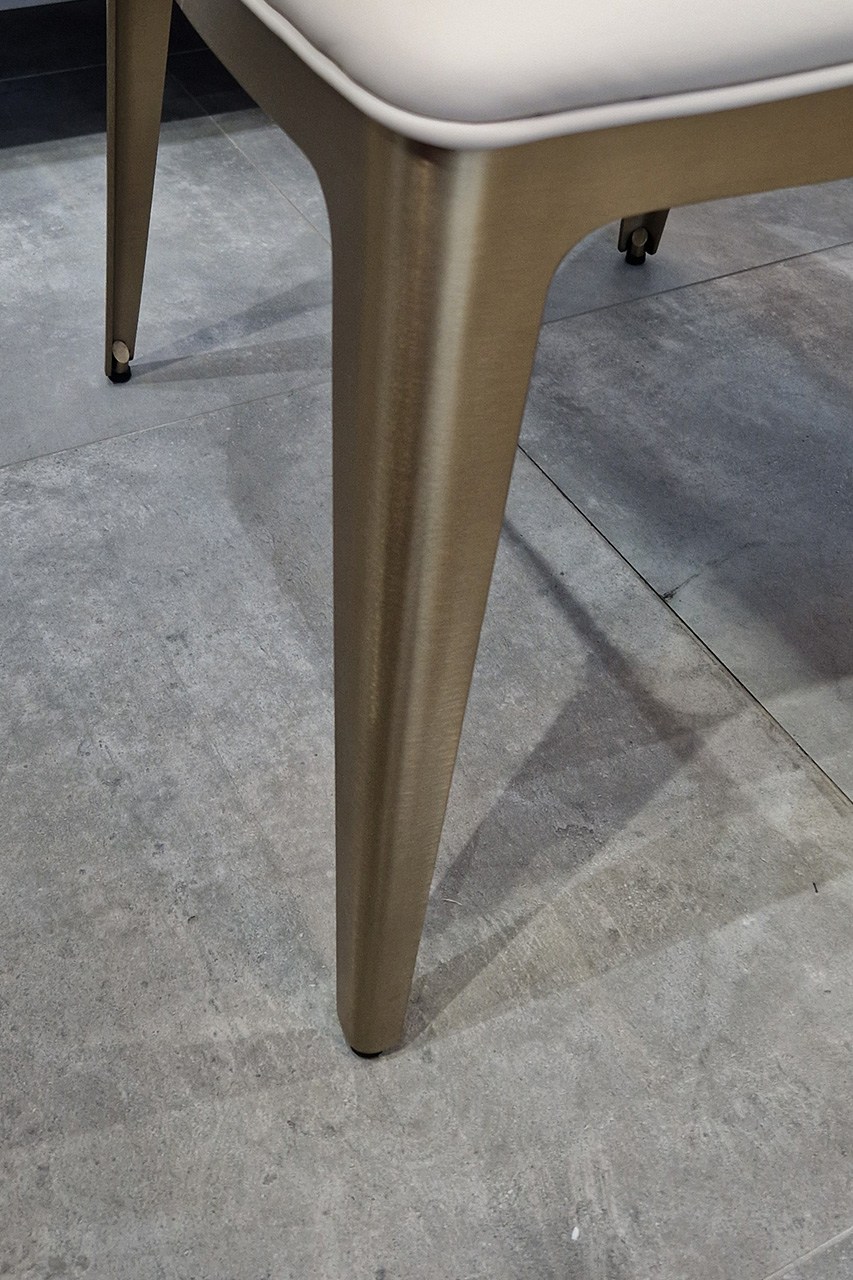 KRZESŁO z obiciem z ekoskóry, jasno beżowe wydanie, złote nogi ze stali nierdzewnej, styl nowoczesny, wyjątkowe KRZESŁO z obiciem z ekoskóry, jasno beżowe wydanie, złote nogi ze stali nierdzewnej, styl nowoczesny, wyjątkowe