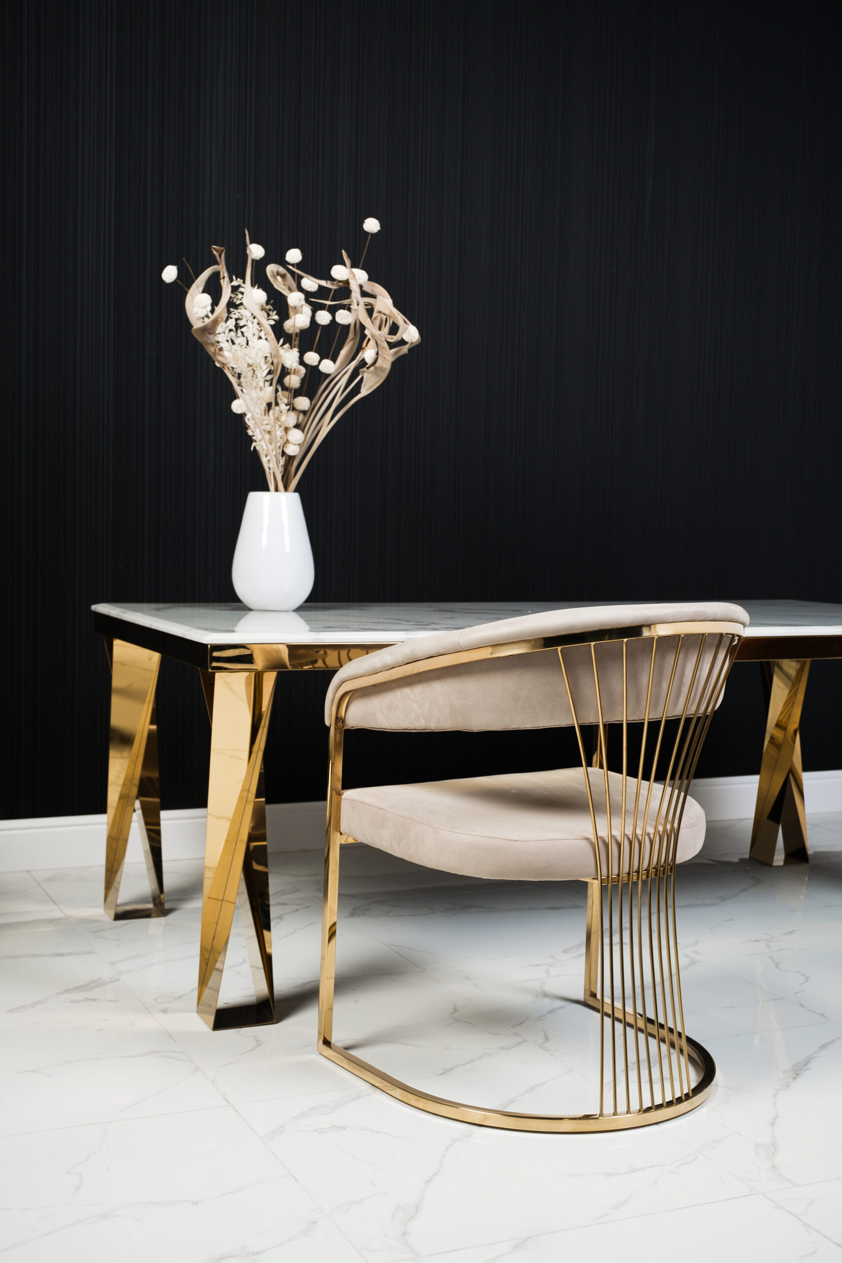 KRZESŁO z podłokietnikami, złota podstawa, beżowo-szare siedzisko, nowoczesny styl, piekne KRZESŁO z podłokietnikami, złota podstawa, beżowo-szare siedzisko, nowoczesny styl, piekne