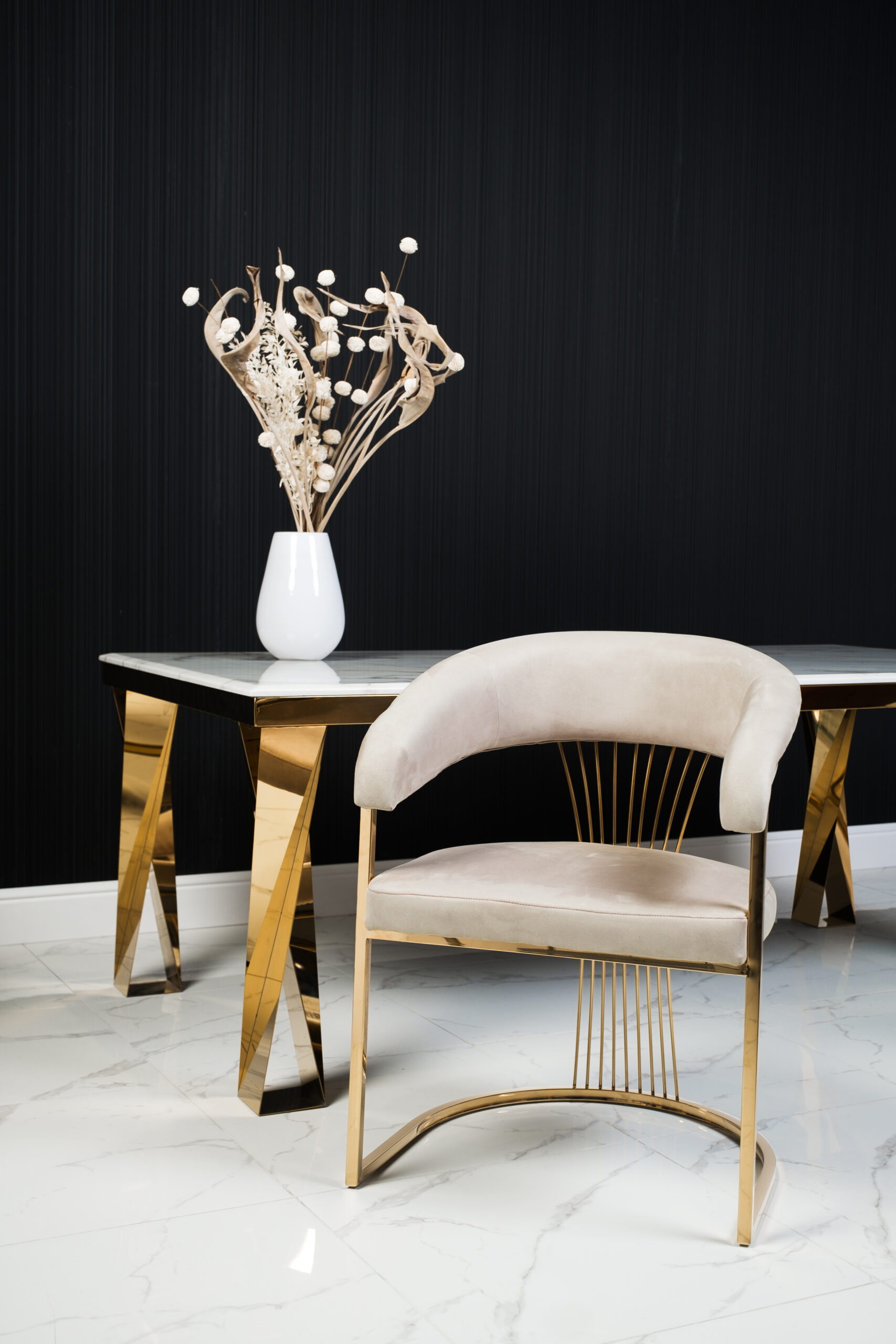 KRZESŁO z podłokietnikami, złota podstawa, beżowo-szare siedzisko, nowoczesny styl KRZESŁO z podłokietnikami, złota podstawa, beżowo-szare siedzisko, nowoczesny styl