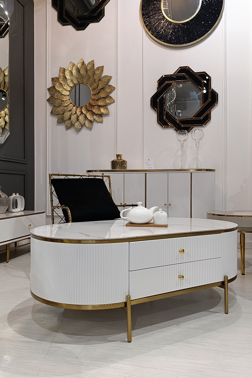 STOLIK KAWOWY biały z ryflowanym korpusem, owalny kształt, złote, metalowe detale, nowoczesny styl, elegancki