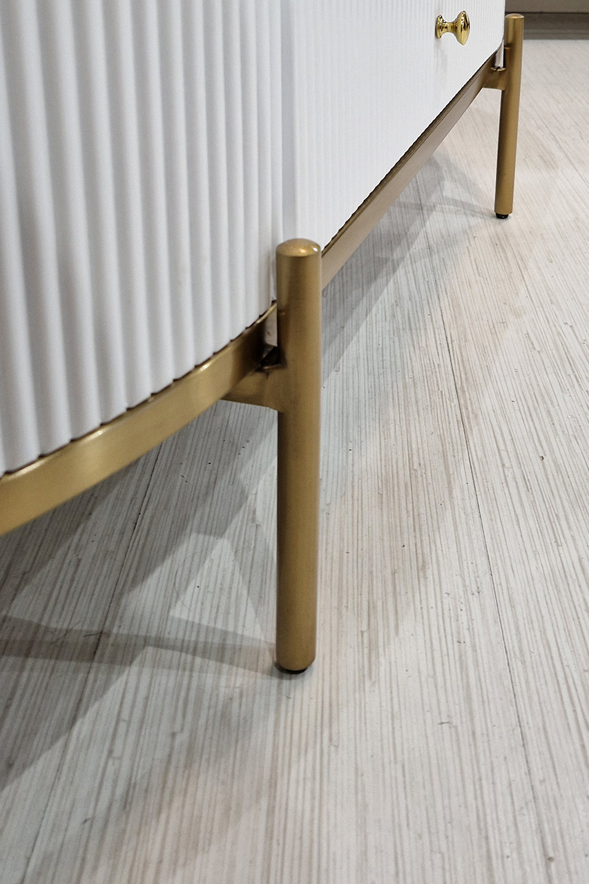 STOLIK KAWOWY biały z ryflowanym korpusem, owalny kształt, złote, metalowe detale, nowoczesny styl, premium