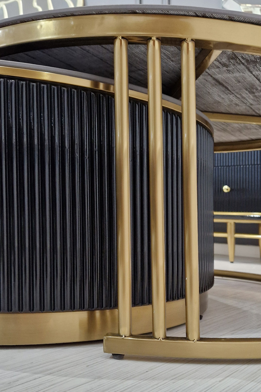 STOLIK KAWOWY podwójny, czarny ryflowany korpus, złote metalowe detale, blat ze spieku kwarcowego, nowoczesny, wyrafinowany STOLIK KAWOWY podwójny, czarny ryflowany korpus, złote metalowe detale, blat ze spieku kwarcowego, nowoczesny, wyrafinowany