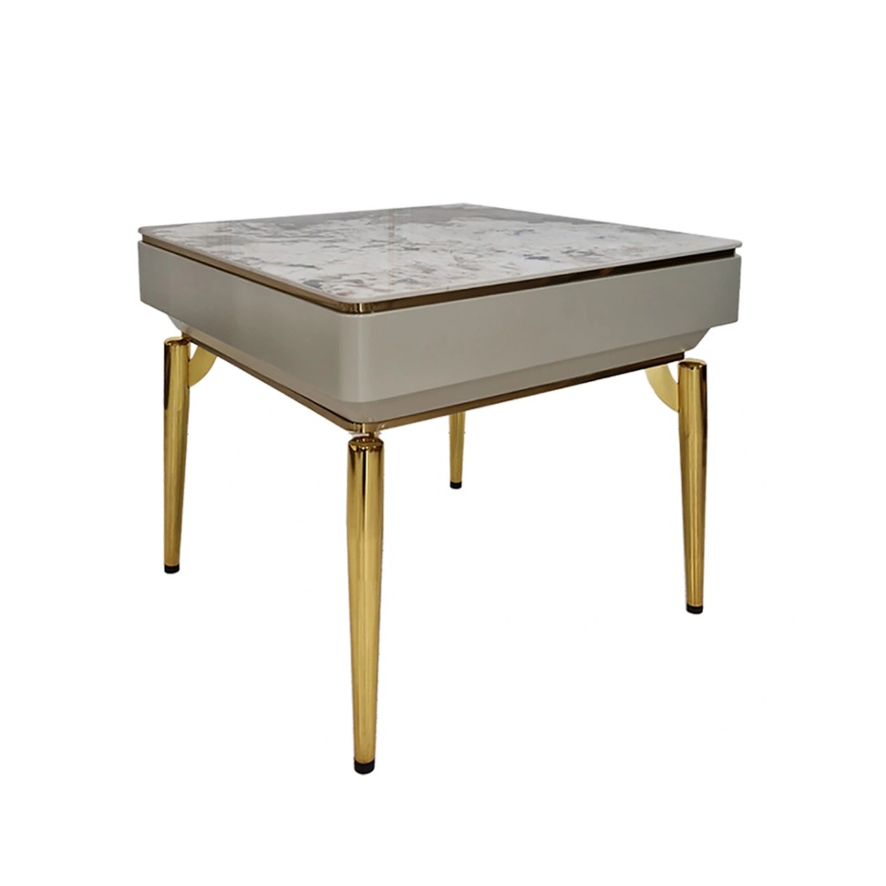 STOLIK POMOCNICZY kwadratowy, kaszmirowy korpus, blat ze spieku kwarcowego, złote metalowe nogi, nowoczesny styl
