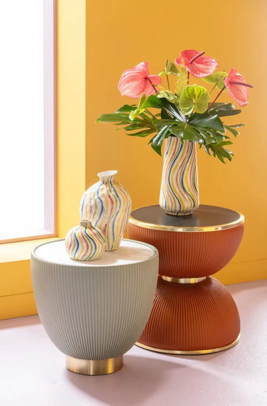 STOLIK POMOCNICZY okrągły, w kształcie klepsydry, brązowy ryflowany korpus, czarny blat, nowoczesny styl-5