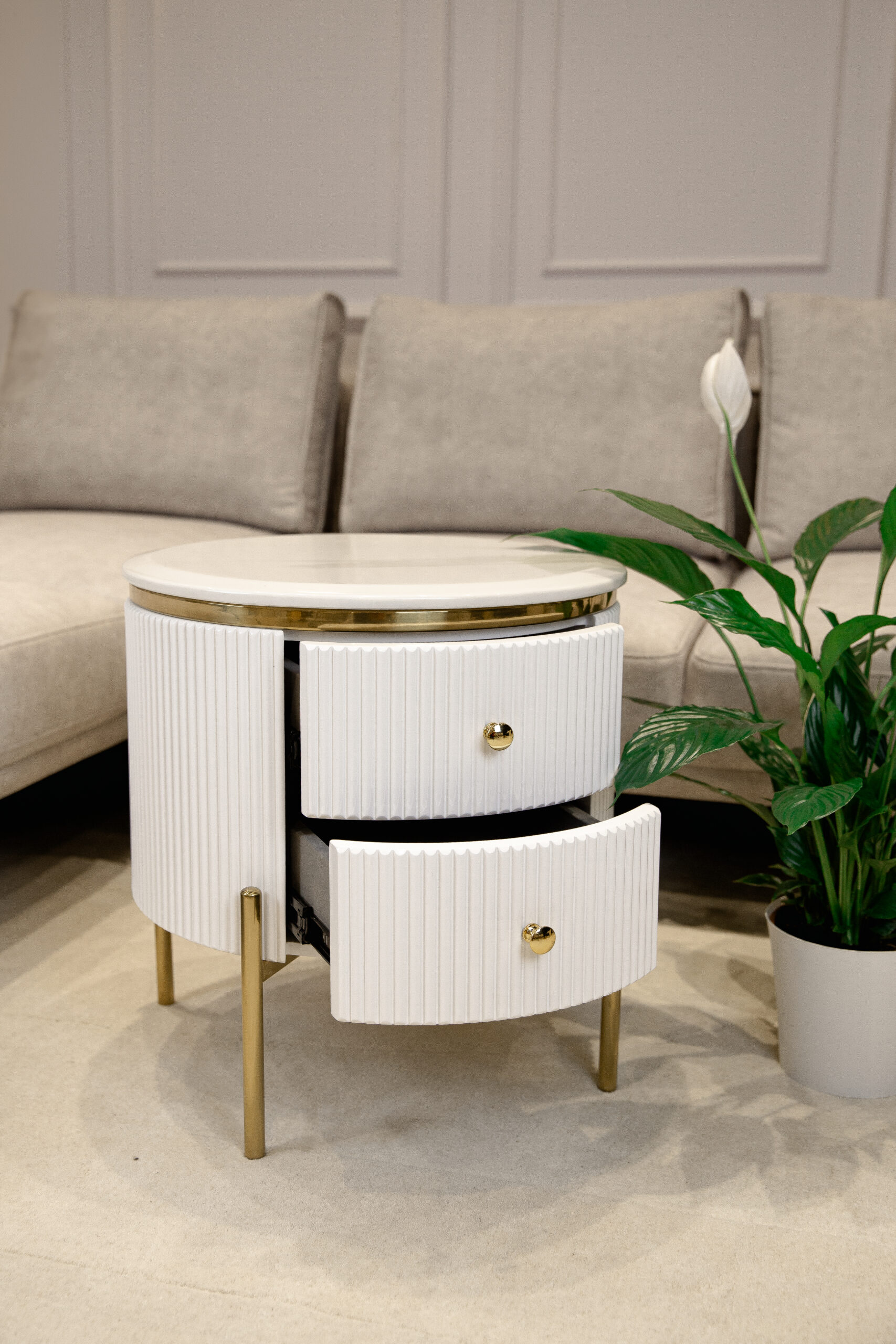 SZAFKA NOCNA Anne, okrągła, ryflowany korpus, złote metalowe detale, blat z konglomeratu marmurowego, biała, elegancka, do sypialni SZAFKA NOCNA Anne, okrągła, ryflowany korpus, złote metalowe detale, blat z konglomeratu marmurowego, biała, elegancka, do sypialni