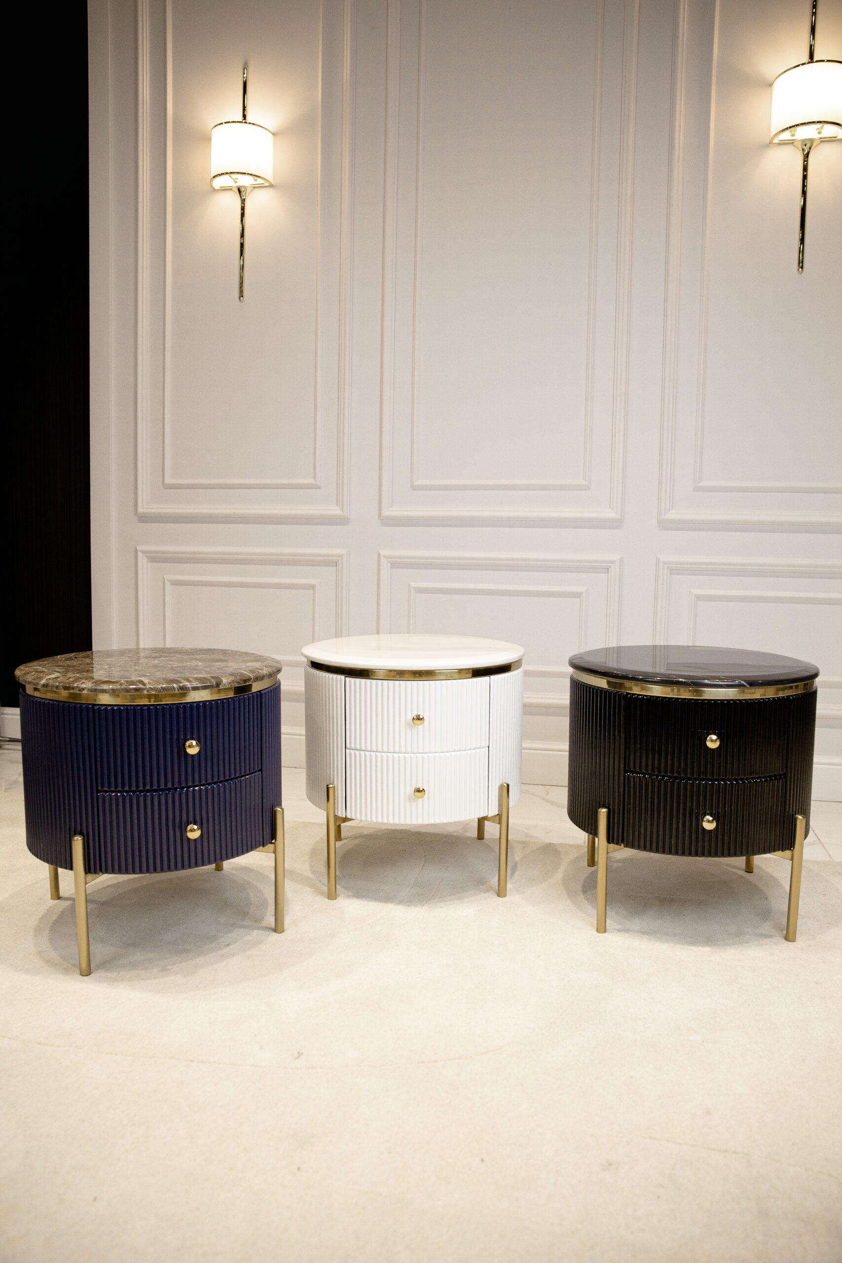 SZAFKA NOCNA Anne, okrągła, ryflowany korpus, złote metalowe detale, blat z konglomeratu marmurowego SZAFKA NOCNA Anne, okrągła, ryflowany korpus, złote metalowe detale, blat z konglomeratu marmurowego