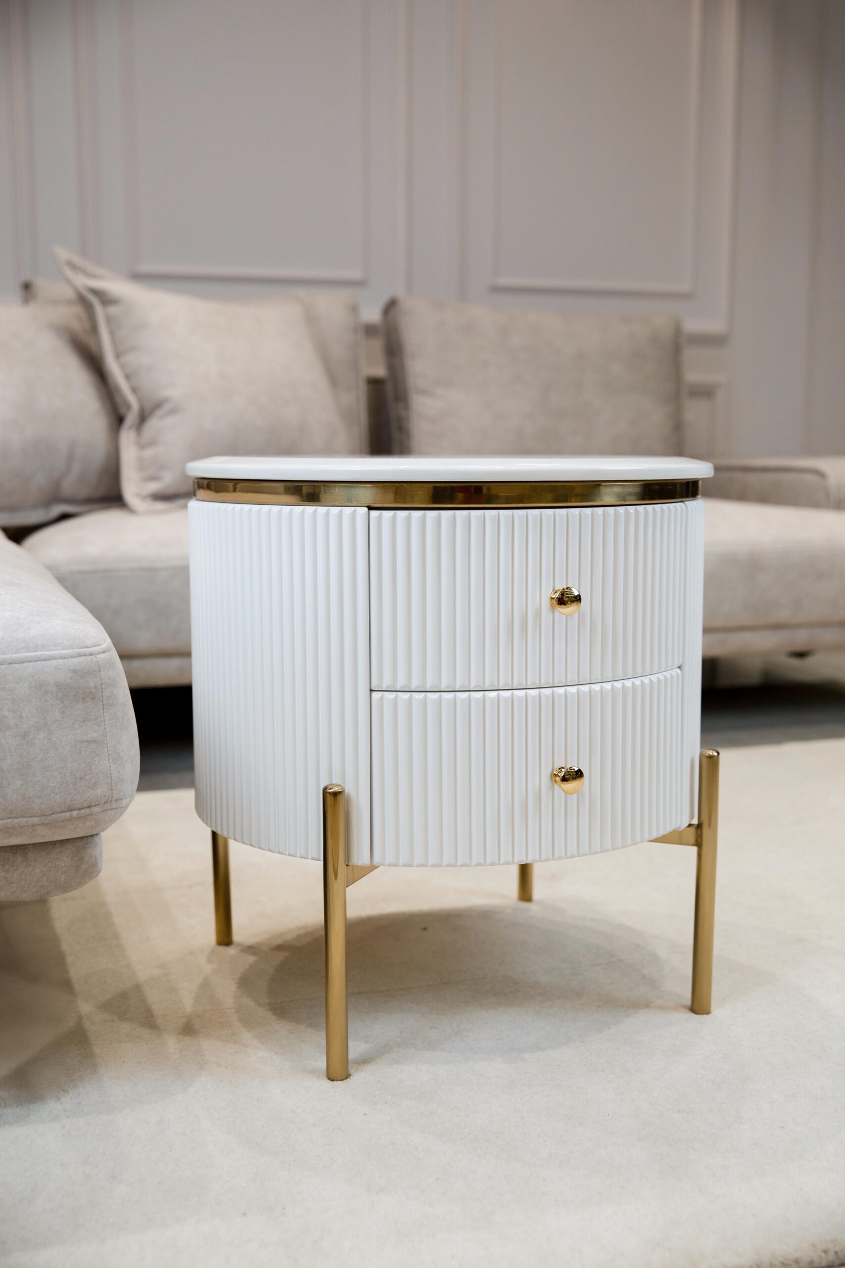 SZAFKA NOCNA Anne, okrągła, ryflowany korpus, złote metalowe detale, blat ze spieku kamiennego, biała, ekskluzywna SZAFKA NOCNA Anne, okrągła, ryflowany korpus, złote metalowe detale, blat ze spieku kamiennego, biała, ekskluzywna