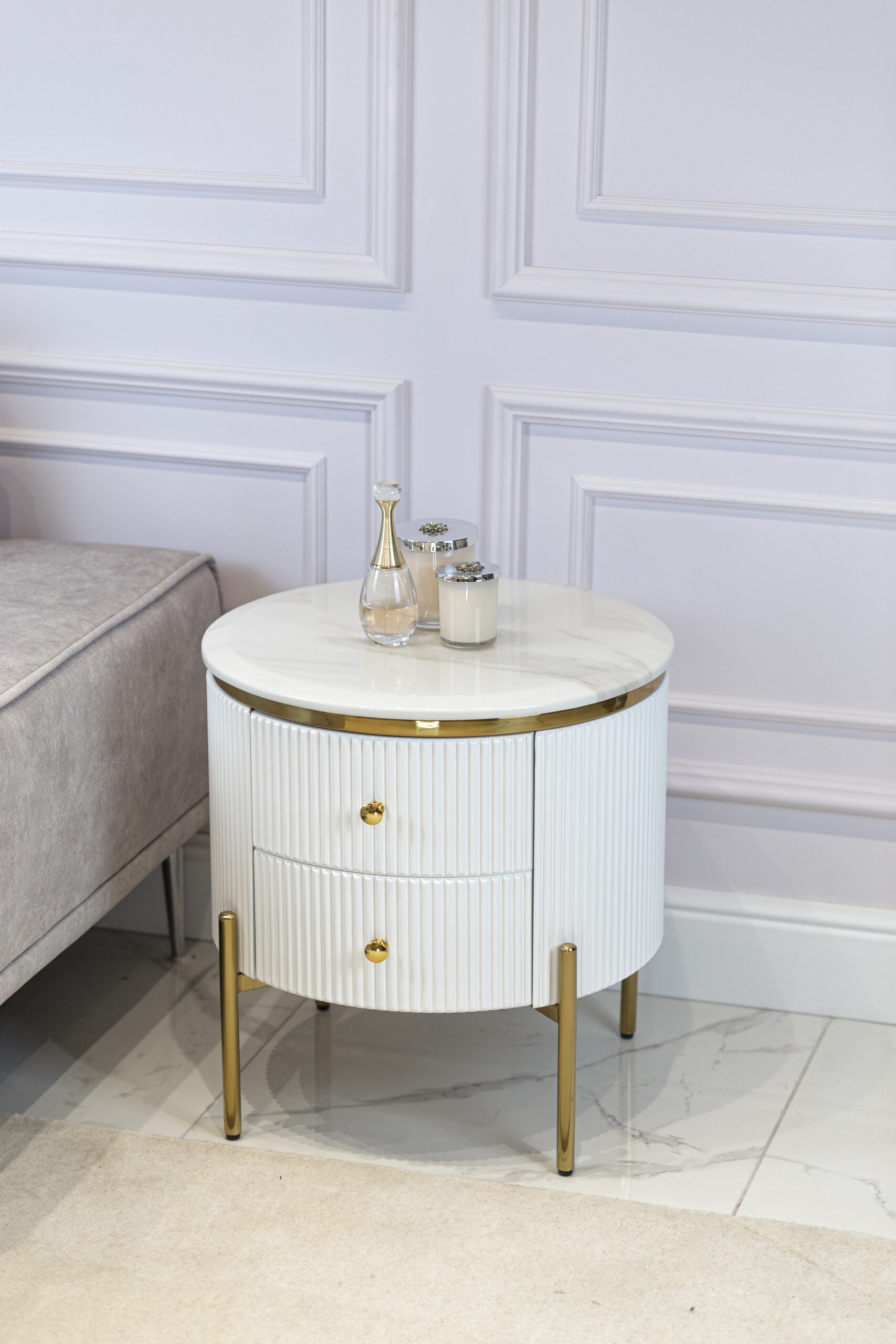 SZAFKA NOCNA Anne, okrągła, ryflowany korpus, złote metalowe detale, blat ze spieku kamiennego, biała, elegancka SZAFKA NOCNA Anne, okrągła, ryflowany korpus, złote metalowe detale, blat ze spieku kamiennego, biała, elegancka