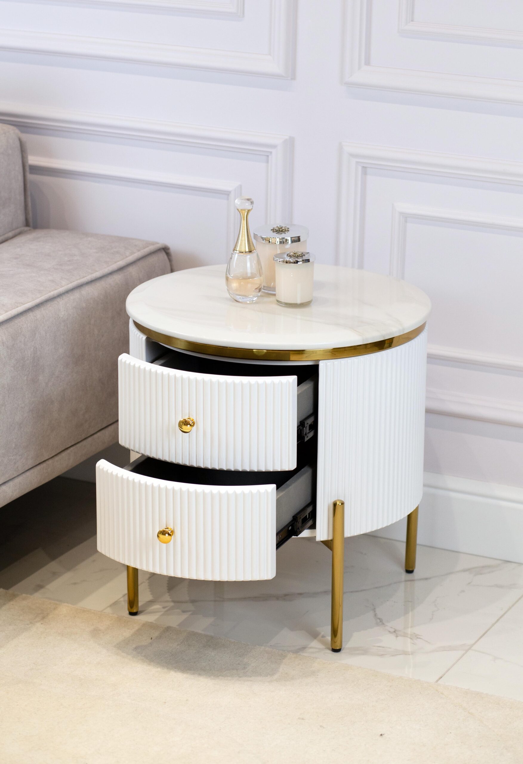 SZAFKA NOCNA Anne, okrągła, ryflowany korpus, złote metalowe detale, blat ze spieku kamiennego, biała, nowoczesna SZAFKA NOCNA Anne, okrągła, ryflowany korpus, złote metalowe detale, blat ze spieku kamiennego, biała, nowoczesna