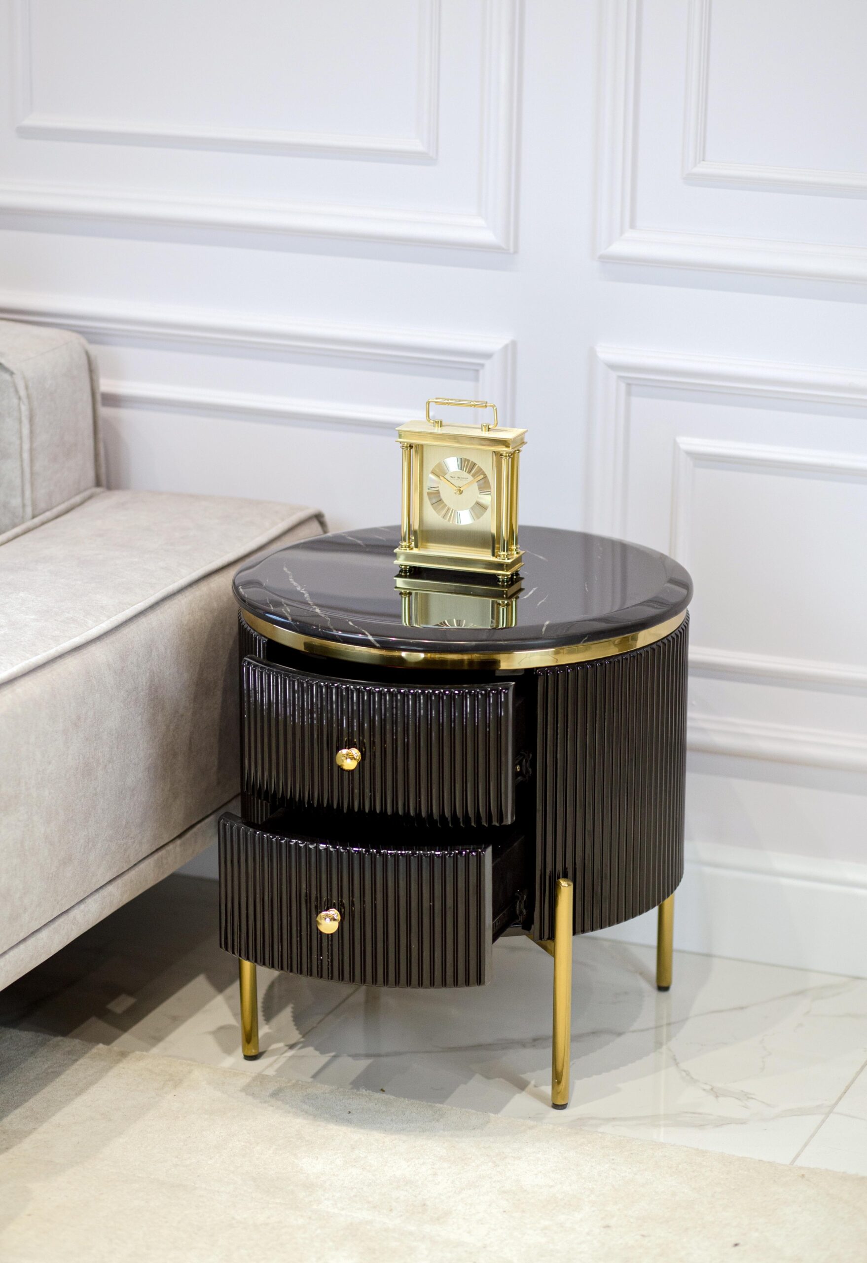 SZAFKA NOCNA Anne, okrągła, ryflowany korpus, złote metalowe detale, blat ze spieku kamiennego, czarna, ekskluzywna SZAFKA NOCNA Anne, okrągła, ryflowany korpus, złote metalowe detale, blat ze spieku kamiennego, czarna, ekskluzywna