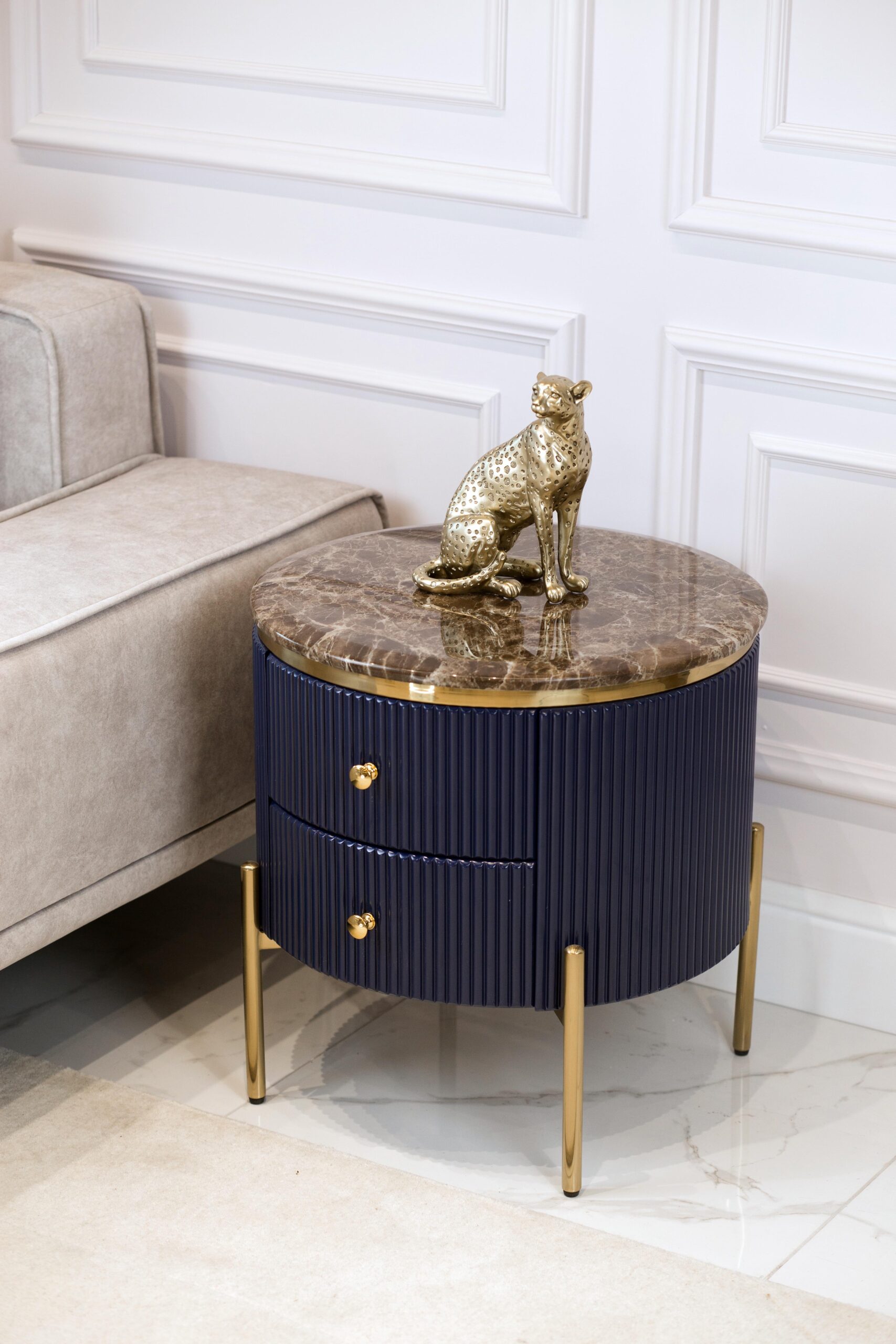 SZAFKA NOCNA Anne, okrągła, ryflowany korpus, złote metalowe detale, blat ze spieku kamiennego, granatowa, ekskluzywna SZAFKA NOCNA Anne, okrągła, ryflowany korpus, złote metalowe detale, blat ze spieku kamiennego, granatowa, ekskluzywna