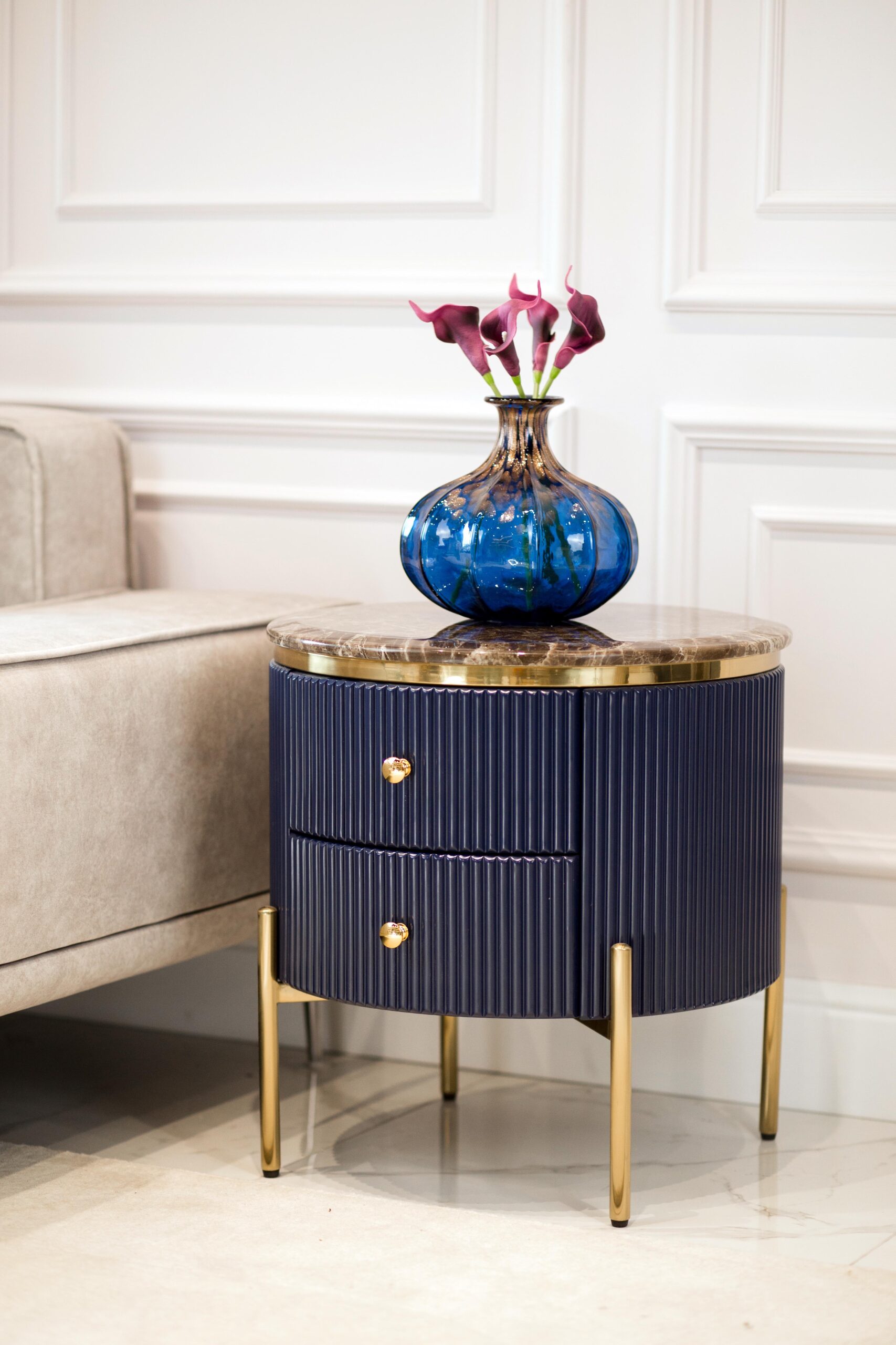 SZAFKA NOCNA Anne, okrągła, ryflowany korpus, złote metalowe detale, blat ze spieku kamiennego, granatowa, piękna SZAFKA NOCNA Anne, okrągła, ryflowany korpus, złote metalowe detale, blat ze spieku kamiennego, granatowa, piękna