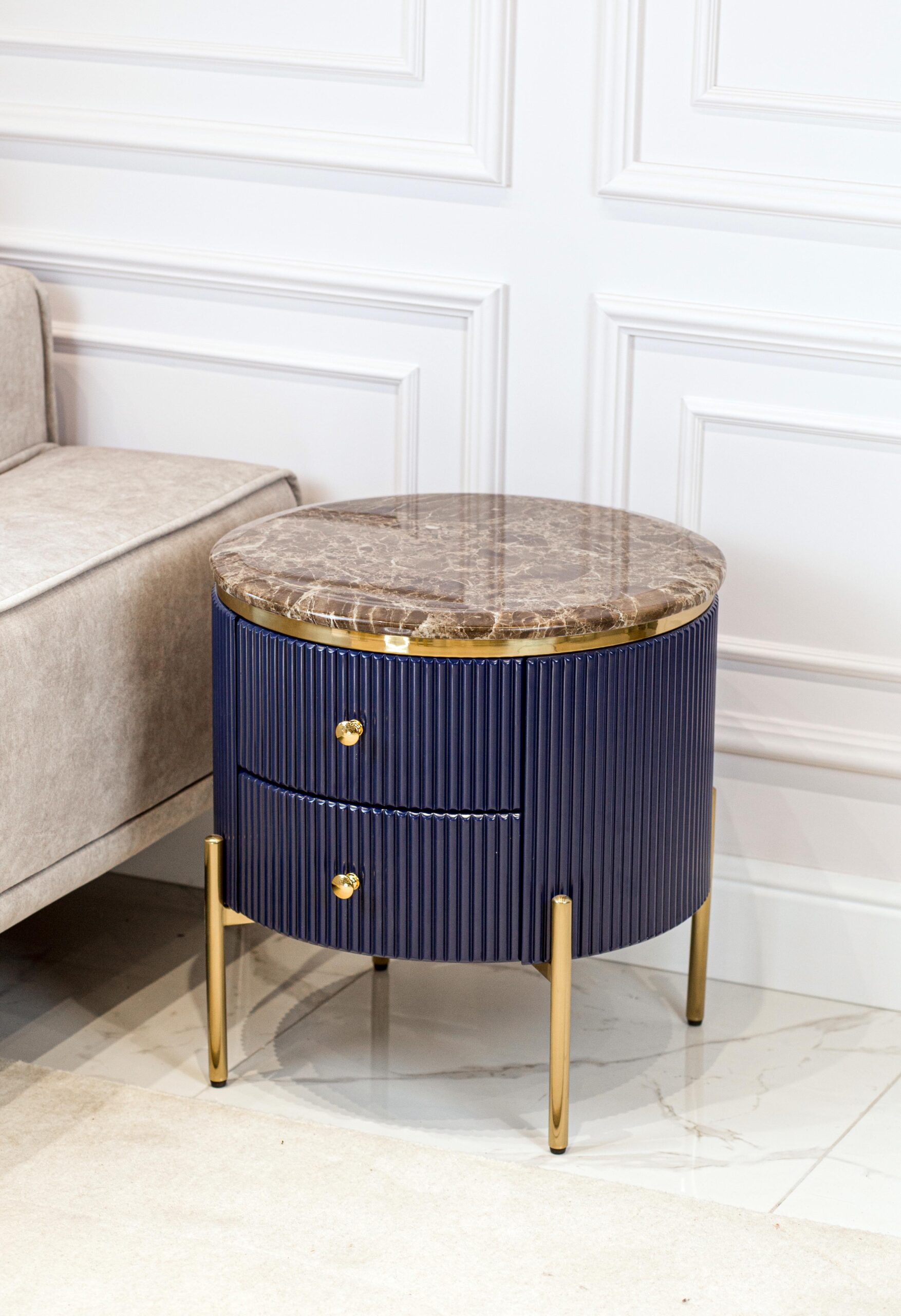 SZAFKA NOCNA Anne, okrągła, ryflowany korpus, złote metalowe detale, blat ze spieku kamiennego, granatowa