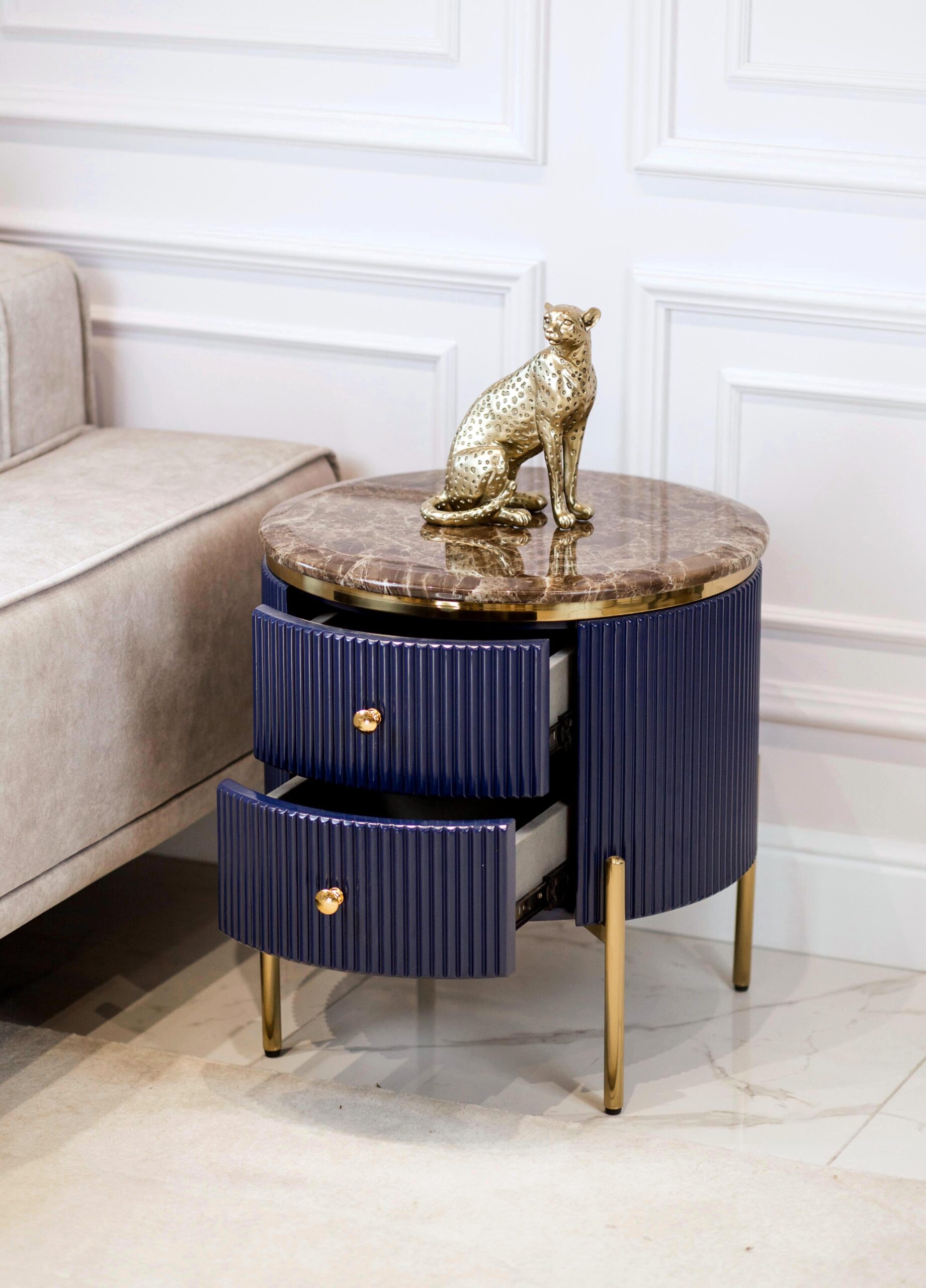 SZAFKA NOCNA Anne, okrągła, ryflowany korpus, złote metalowe detale, blat ze spieku kamiennego, granatowa, wyjątkowa SZAFKA NOCNA Anne, okrągła, ryflowany korpus, złote metalowe detale, blat ze spieku kamiennego, granatowa, wyjątkowa