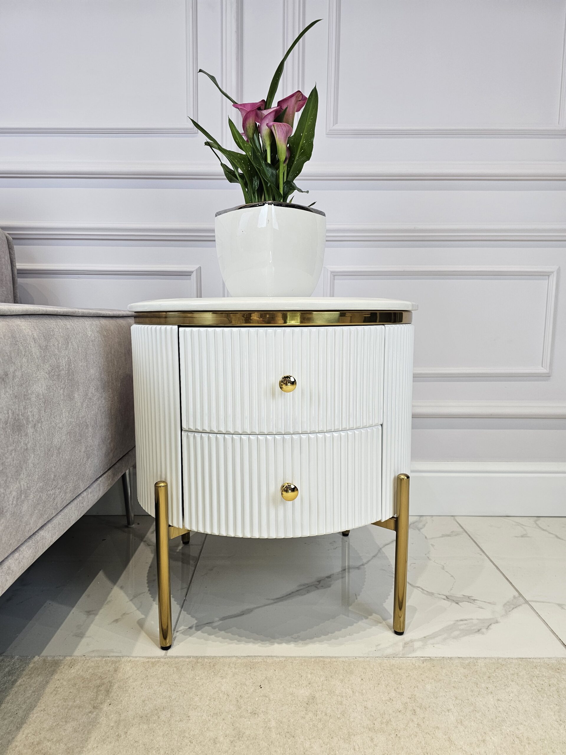 SZAFKA NOCNA Anne, okrągła, ryflowany korpus, złote metalowe detale, blat ze spieku kamiennego, kolor do wyboru, biała SZAFKA NOCNA Anne, okrągła, ryflowany korpus, złote metalowe detale, blat ze spieku kamiennego, kolor do wyboru, biała