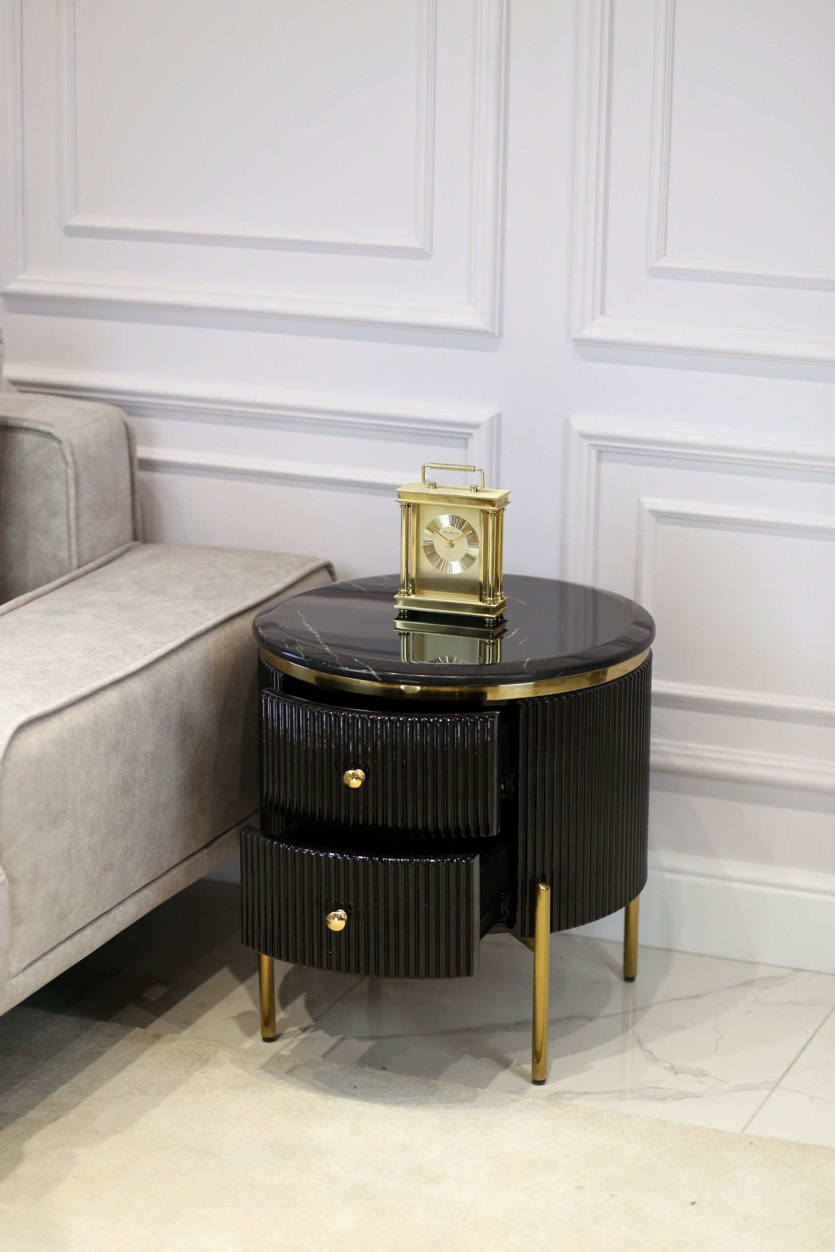 SZAFKA NOCNA Anne, okrągła, ryflowany korpus, złote metalowe detale, blat ze spieku kamiennego, kolor do wyboru, czarna, piękna SZAFKA NOCNA Anne, okrągła, ryflowany korpus, złote metalowe detale, blat ze spieku kamiennego, kolor do wyboru, czarna, piękna