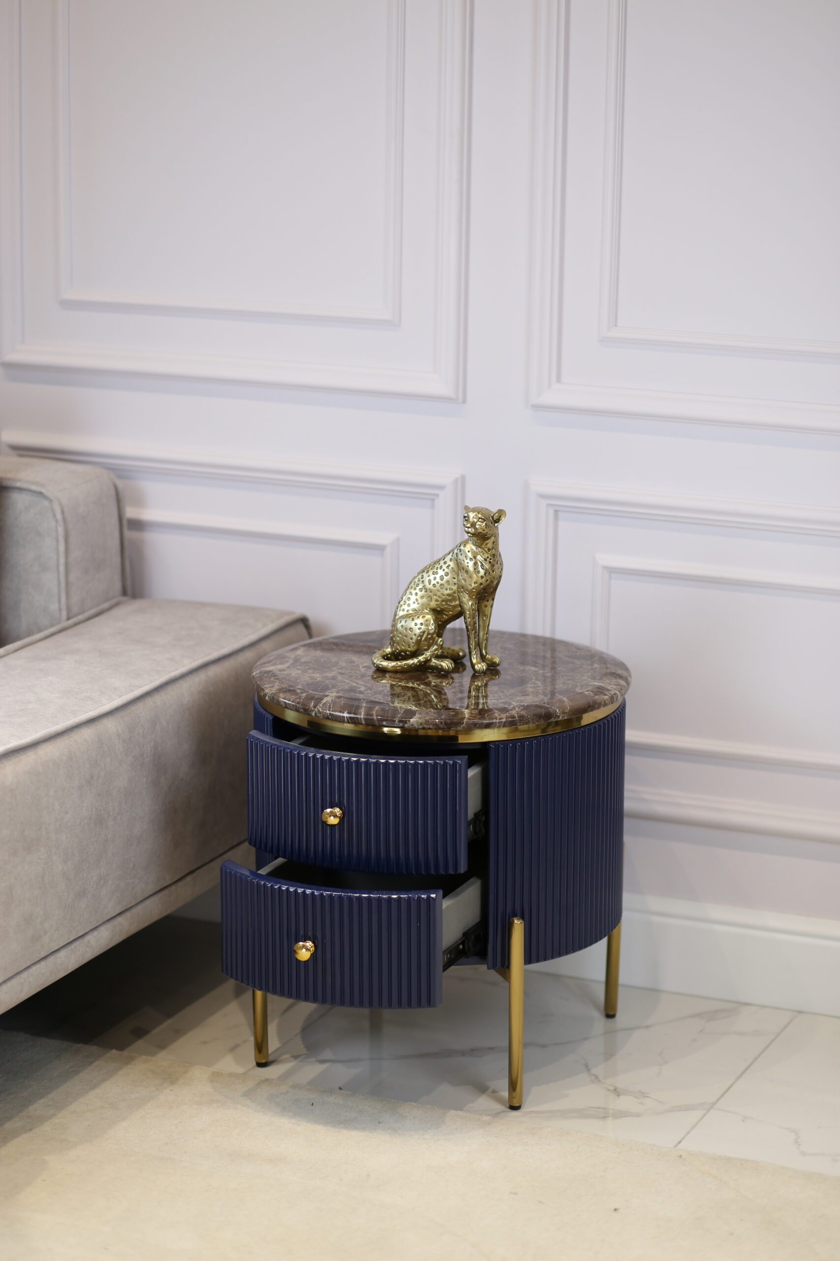 SZAFKA NOCNA Anne, okrągła, ryflowany korpus, złote metalowe detale, blat ze spieku kamiennego, kolor do wyboru granatowa, ekskluzywna SZAFKA NOCNA Anne, okrągła, ryflowany korpus, złote metalowe detale, blat ze spieku kamiennego, kolor do wyboru granatowa, ekskluzywna