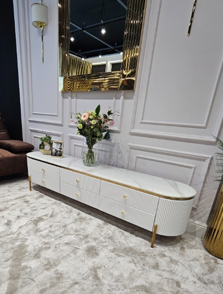 SZAFKA RTV Anne, biała, ryflowany korpus, blat z konglomeratu marmurowego, lśniące złote i dodatki, idealnie biały korpus, serii mebli Anne 2025 SZAFKA RTV Anne, biała, ryflowany korpus, blat z konglomeratu marmurowego, lśniące złote i dodatki, idealnie biały korpus, serii mebli Anne 2025