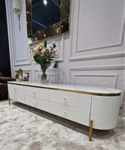 SZAFKA RTV Anne, biała, ryflowany korpus, blat z konglomeratu marmurowego, lśniące złote i dodatki, idealnie biały korpus, serii mebli Anne 2025, ekskluzywna