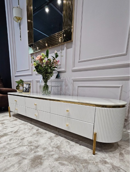 SZAFKA RTV Anne, biała, ryflowany korpus, blat z konglomeratu marmurowego, lśniące złote i dodatki, idealnie biały korpus, serii mebli Anne 2025, ekskluzywna SZAFKA RTV Anne, biała, ryflowany korpus, blat z konglomeratu marmurowego, lśniące złote i dodatki, idealnie biały korpus, serii mebli Anne 2025, ekskluzywna