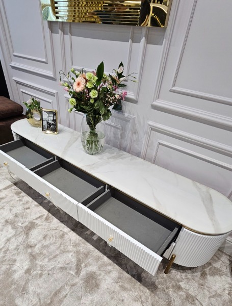 SZAFKA RTV Anne, biała, ryflowany korpus, blat z konglomeratu marmurowego, lśniące złote i dodatki, idealnie biały korpus, serii mebli Anne 2025, najwyższa jakość SZAFKA RTV Anne, biała, ryflowany korpus, blat z konglomeratu marmurowego, lśniące złote i dodatki, idealnie biały korpus, serii mebli Anne 2025, najwyższa jakość