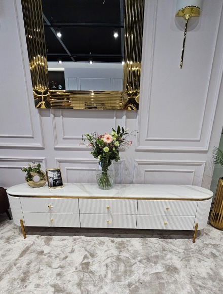 SZAFKA RTV Anne, biała, ryflowany korpus, blat z konglomeratu marmurowego, lśniące złote i dodatki, idealnie biały korpus, serii mebli Anne 2025, piękna SZAFKA RTV Anne, biała, ryflowany korpus, blat z konglomeratu marmurowego, lśniące złote i dodatki, idealnie biały korpus, serii mebli Anne 2025, piękna