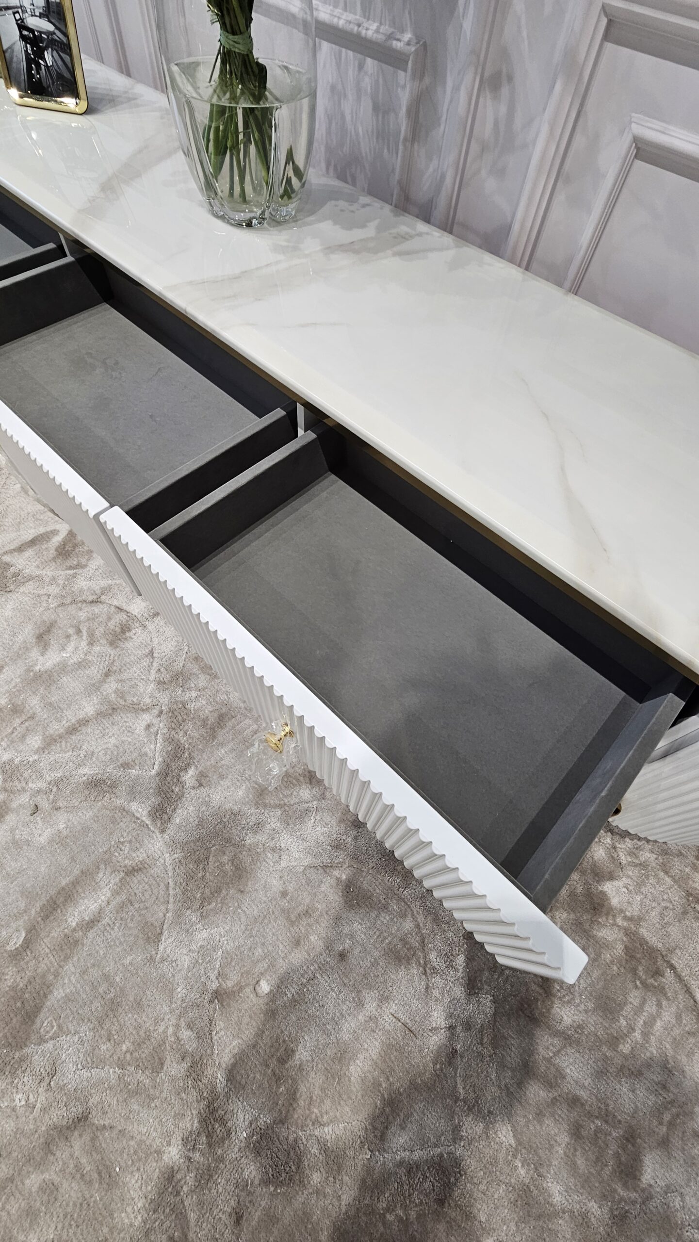 SZAFKA RTV Anne, biała, ryflowany korpus, blat z konglomeratu marmurowego, lśniące złote i dodatki, idealnie biały korpus, serii mebli Anne 2025 premium SZAFKA RTV Anne, biała, ryflowany korpus, blat z konglomeratu marmurowego, lśniące złote i dodatki, idealnie biały korpus, serii mebli Anne 2025 premium