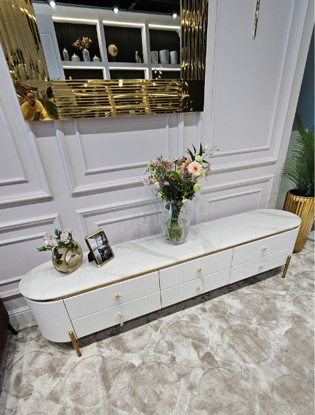 SZAFKA RTV Anne, biała, ryflowany korpus, blat z konglomeratu marmurowego, lśniące złote i dodatki, idealnie biały korpus, serii mebli Anne 2025, wyjątkowa SZAFKA RTV Anne, biała, ryflowany korpus, blat z konglomeratu marmurowego, lśniące złote i dodatki, idealnie biały korpus, serii mebli Anne 2025, wyjątkowa