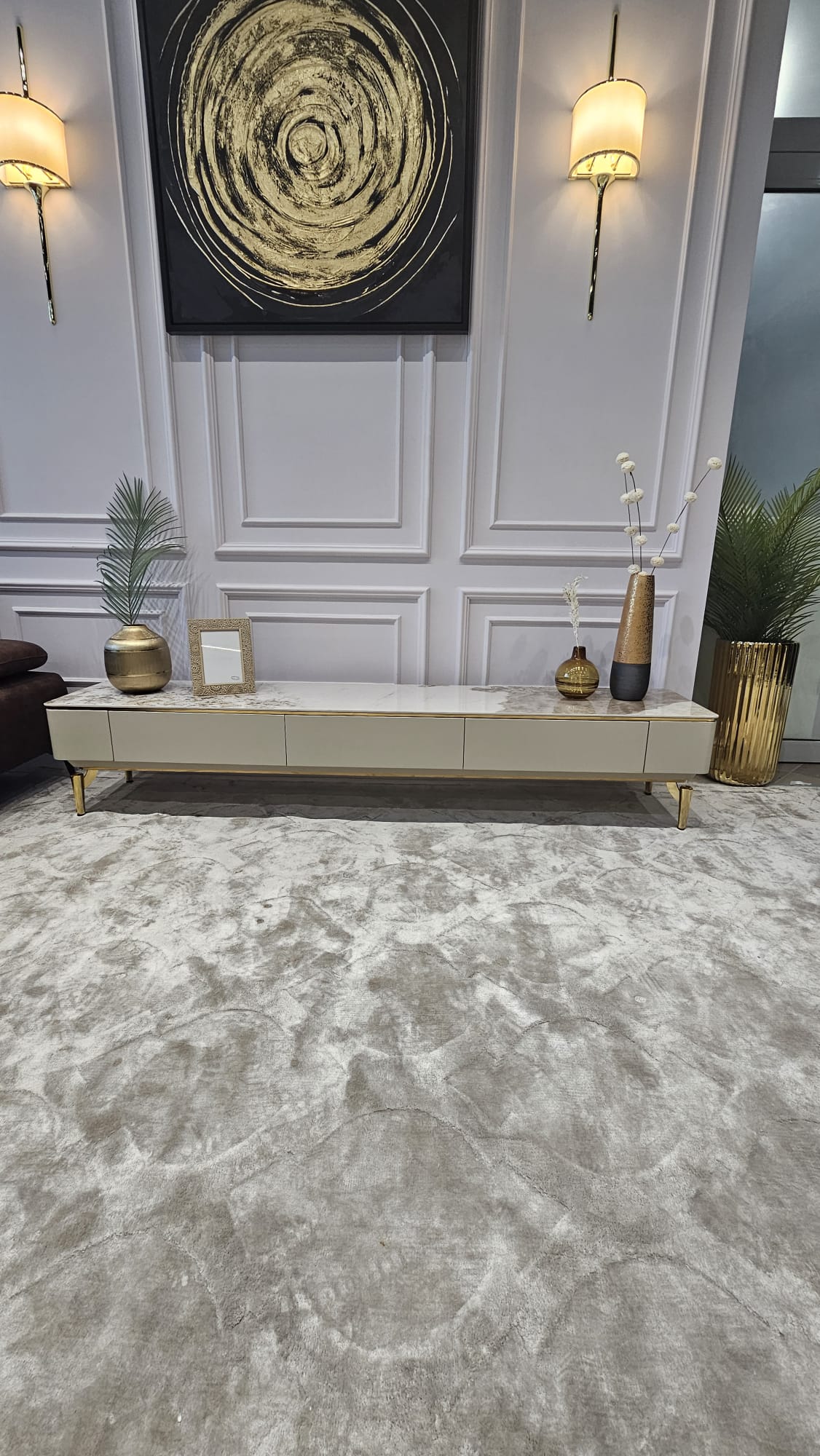 SZAFKA RTV z kaszmirowym korpusem i blatem ze spieku kwarcowego, na złotych metalowych nogach, nowoczesny styl, beżowa, kaszmirowa