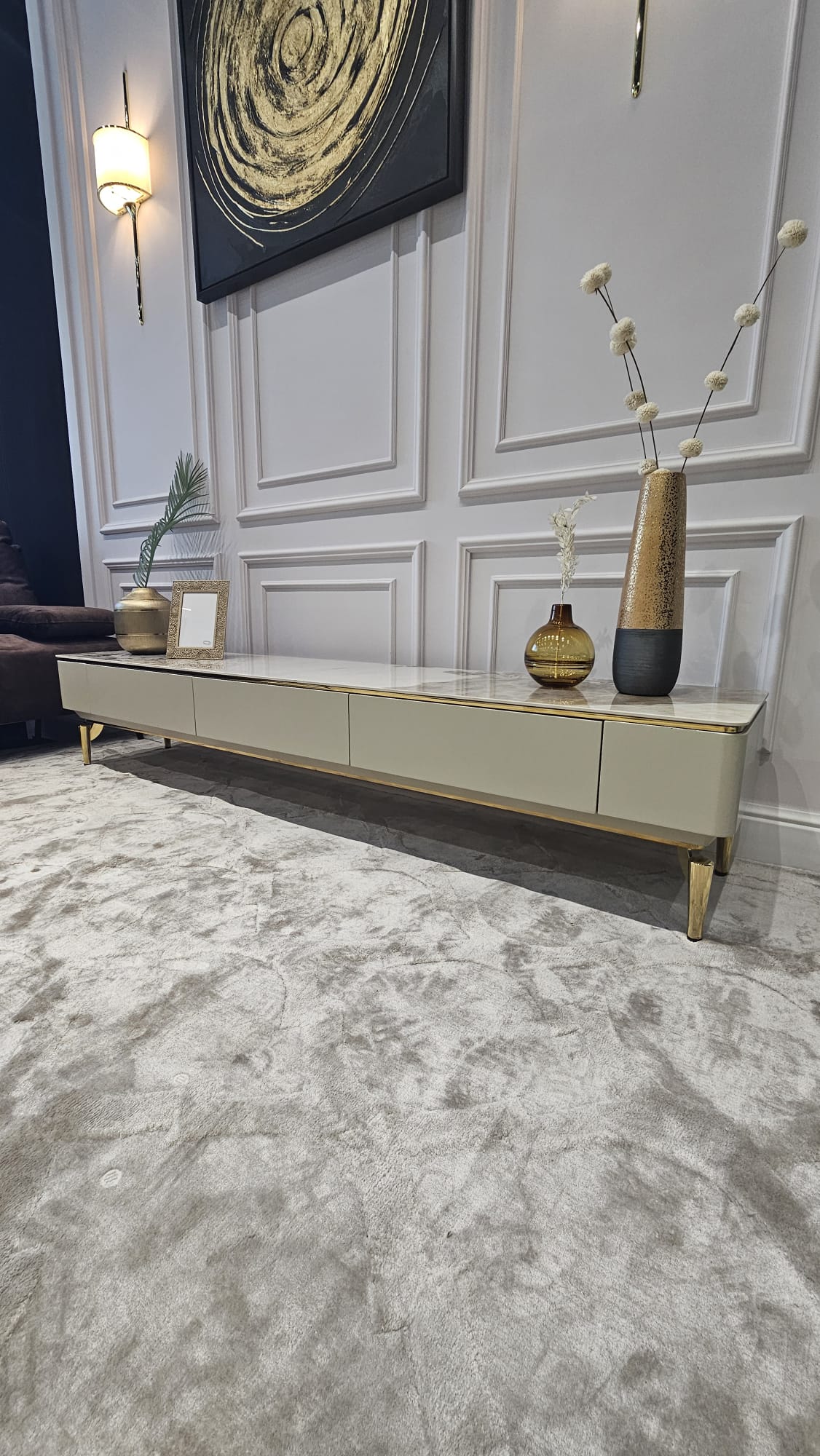 SZAFKA RTV z kaszmirowym korpusem i blatem ze spieku kwarcowego, na złotych metalowych nogach, nowoczesny styl, stylowa, szuflady