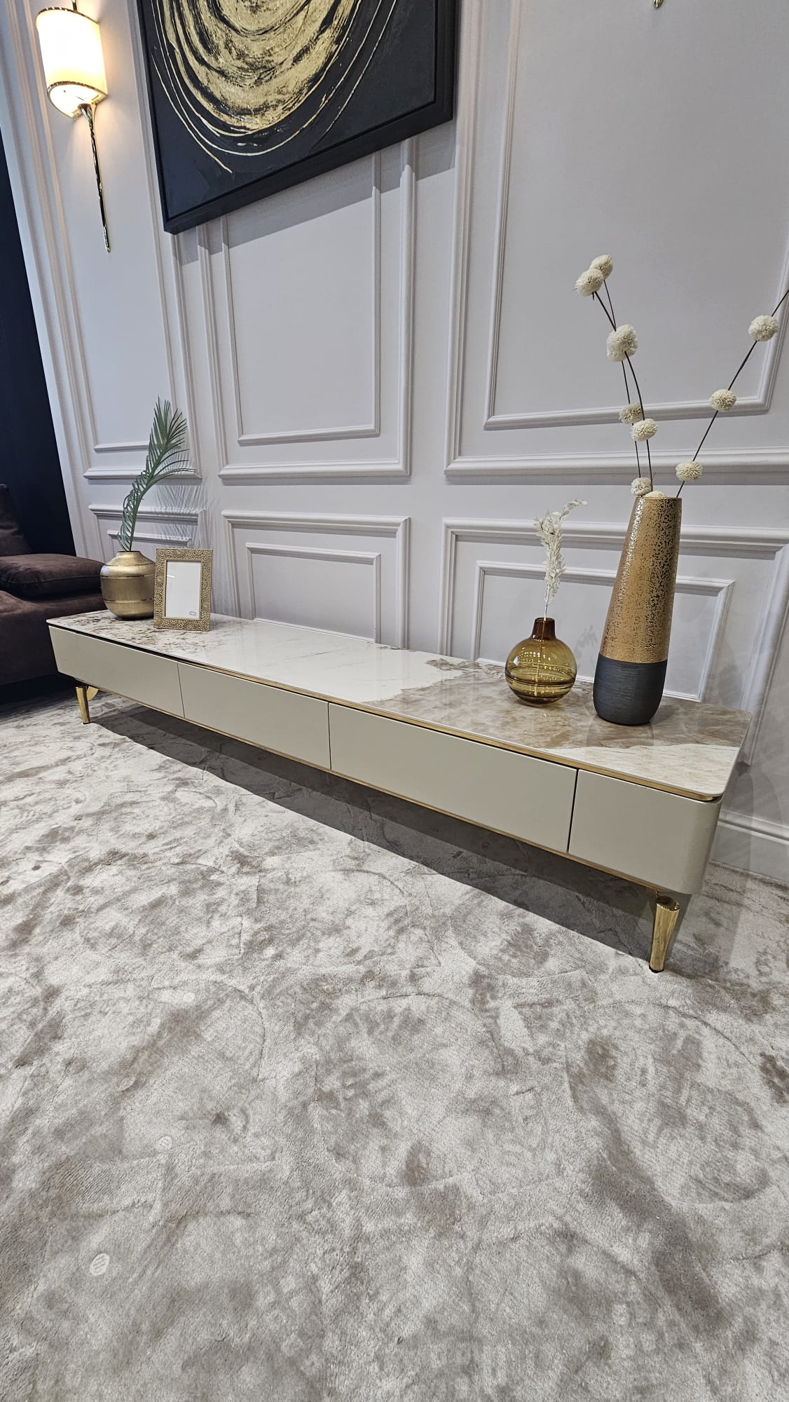 SZAFKA RTV z kaszmirowym korpusem i blatem ze spieku kwarcowego, na złotych metalowych nogach, nowoczesny styl, nowoczesna, piękna, z brązem