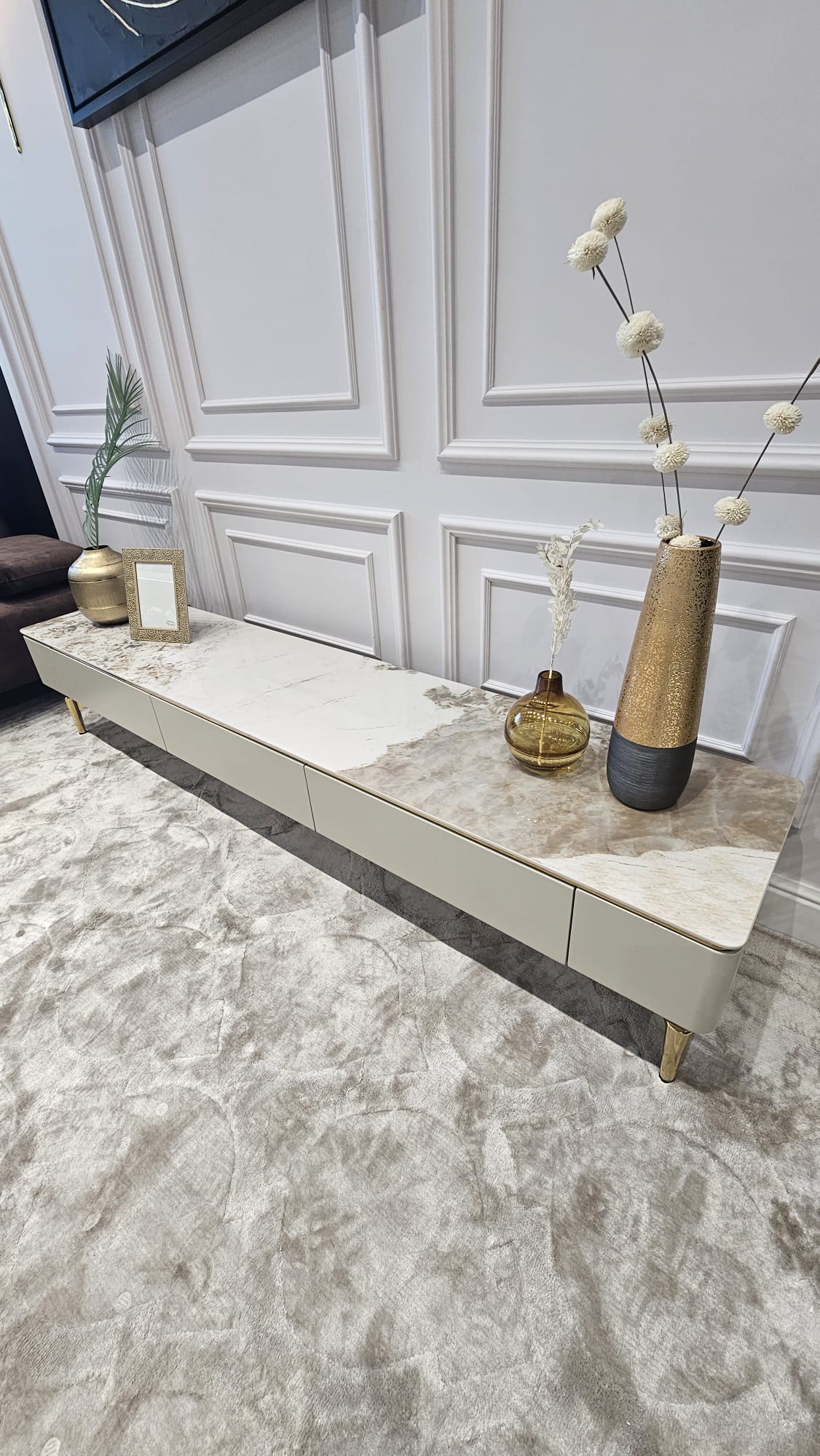 SZAFKA RTV z kaszmirowym korpusem i blatem ze spieku kwarcowego, na złotych metalowych nogach, nowoczesny styl, stylowa, gładka