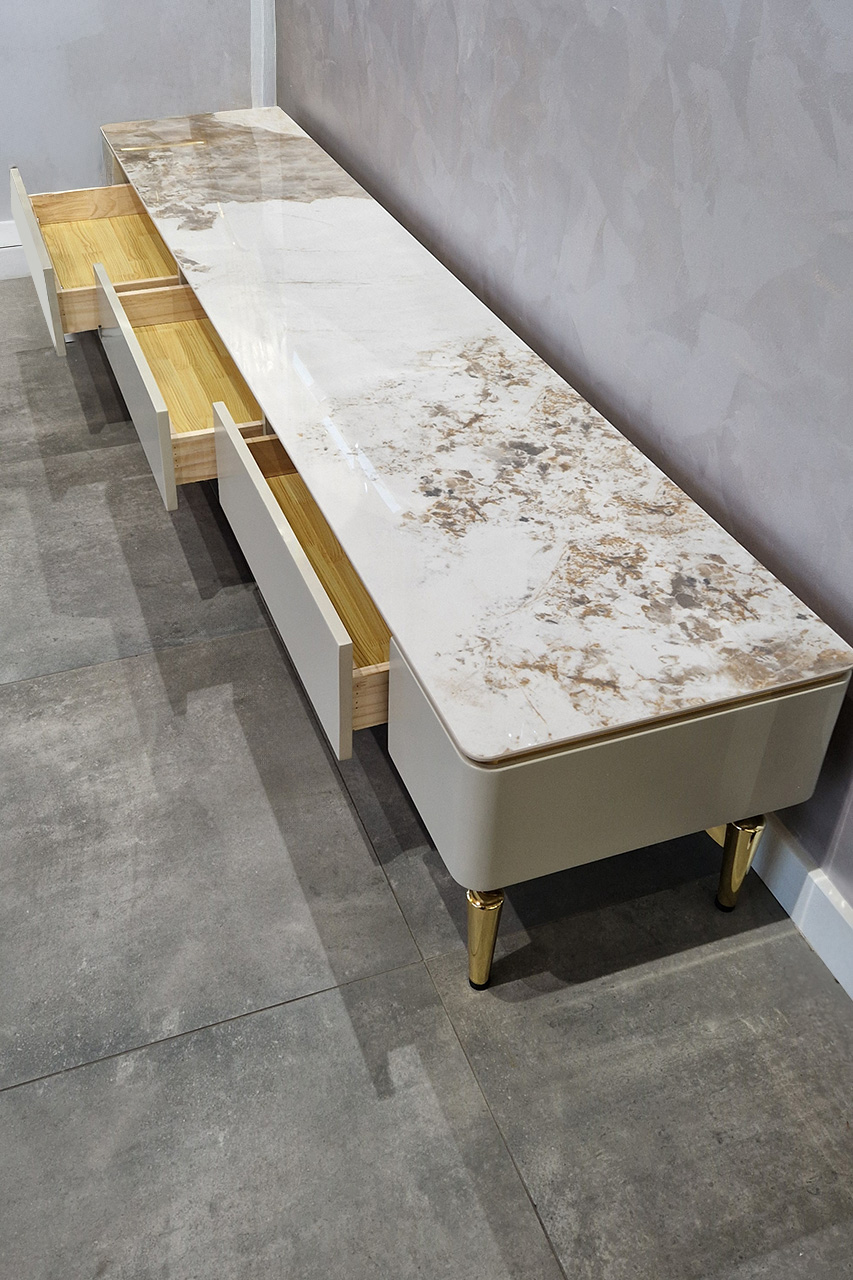 SZAFKA RTV z kaszmirowym korpusem i blatem ze spieku kwarcowego, na złotych metalowych nogach, nowoczesny styl, wyrafinowana