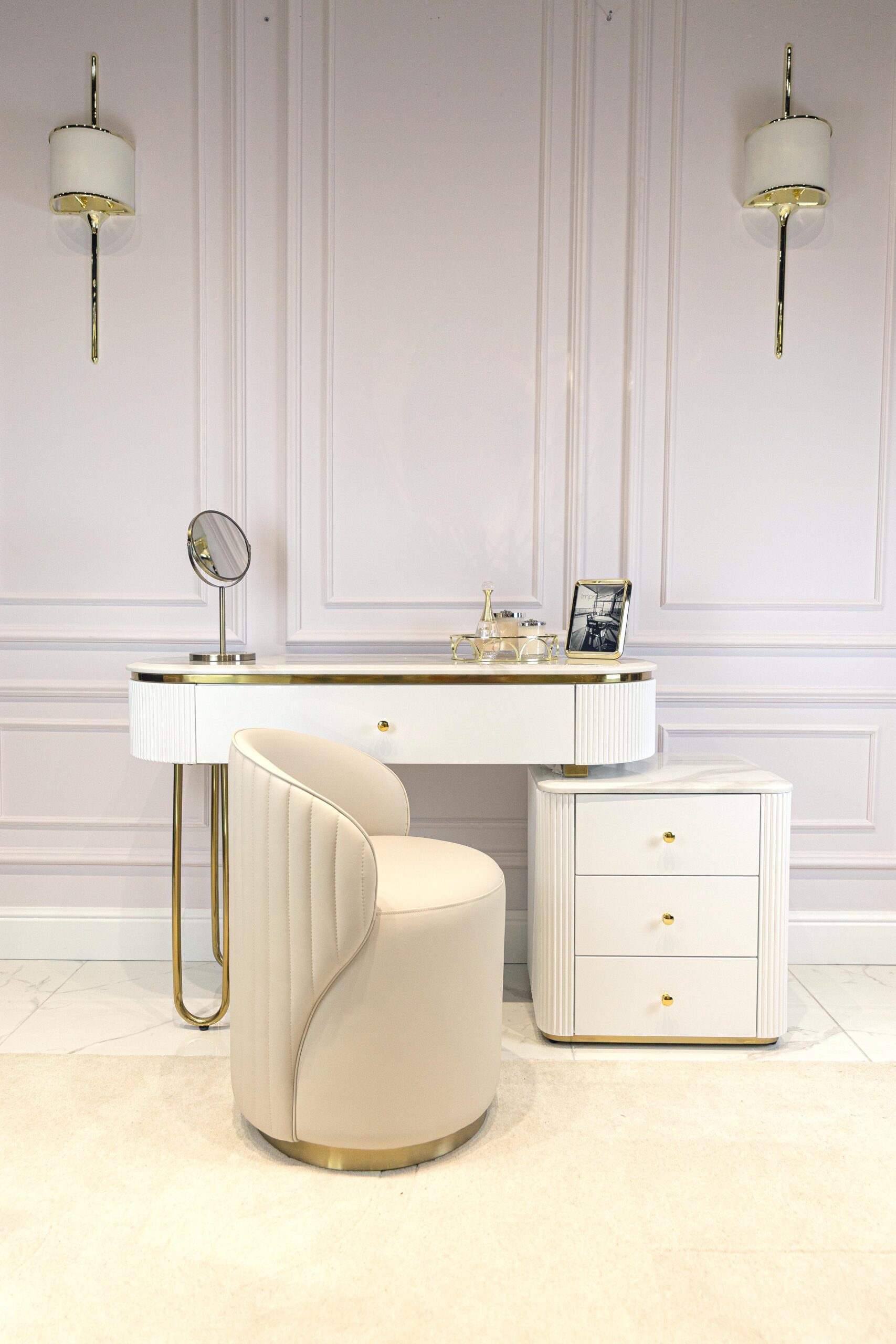 ZESTAW_EKSKLUZYWNY TOALETKA + SZAFKA + FOTEL kolekcja Anne, biała, ryflowane detale, blat z konglomeratu marmurowego, nowoczesny styl, piękny ZESTAW_EKSKLUZYWNY TOALETKA + SZAFKA + FOTEL kolekcja Anne, biała, ryflowane detale, blat z konglomeratu marmurowego, nowoczesny styl, piękny