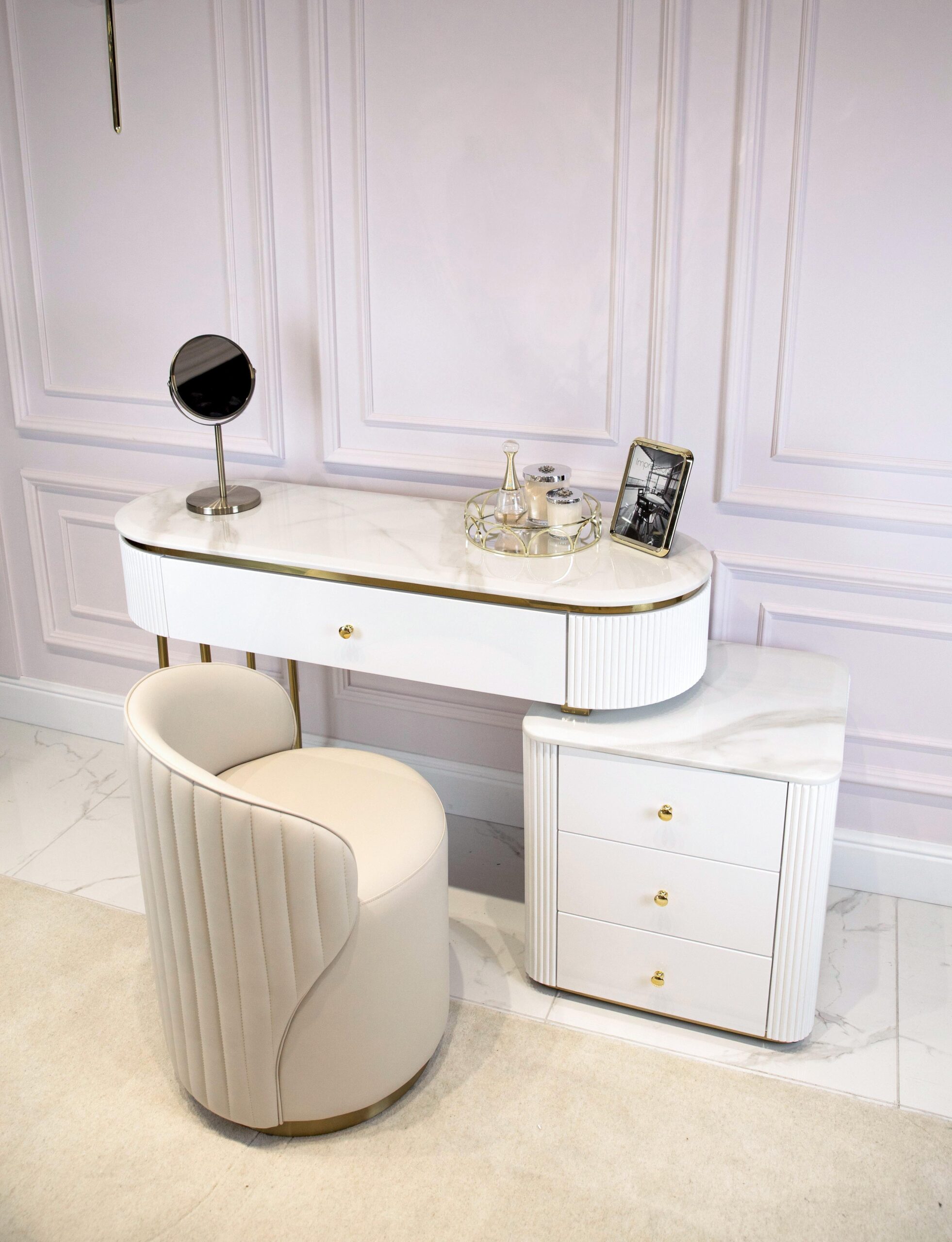 ZESTAW_EKSKLUZYWNY TOALETKA + SZAFKA + FOTEL kolekcja Anne, biała, ryflowane detale, blat z konglomeratu marmurowego, nowoczesny styl ZESTAW_EKSKLUZYWNY TOALETKA + SZAFKA + FOTEL kolekcja Anne, biała, ryflowane detale, blat z konglomeratu marmurowego, nowoczesny styl