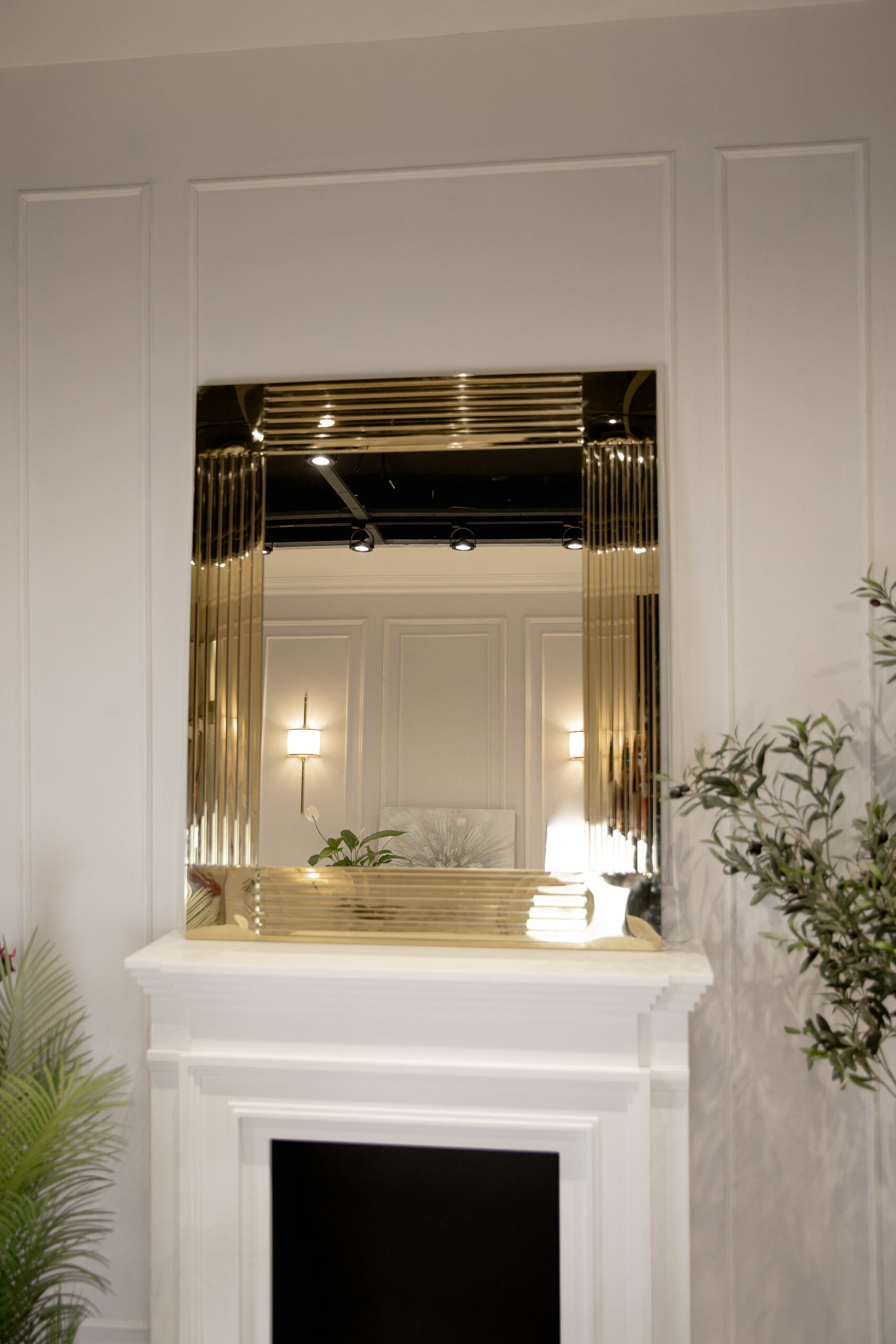 LUSTRO ŚCIENNE prostokątne w złotej, metalowej ramie, nowoczesny styl