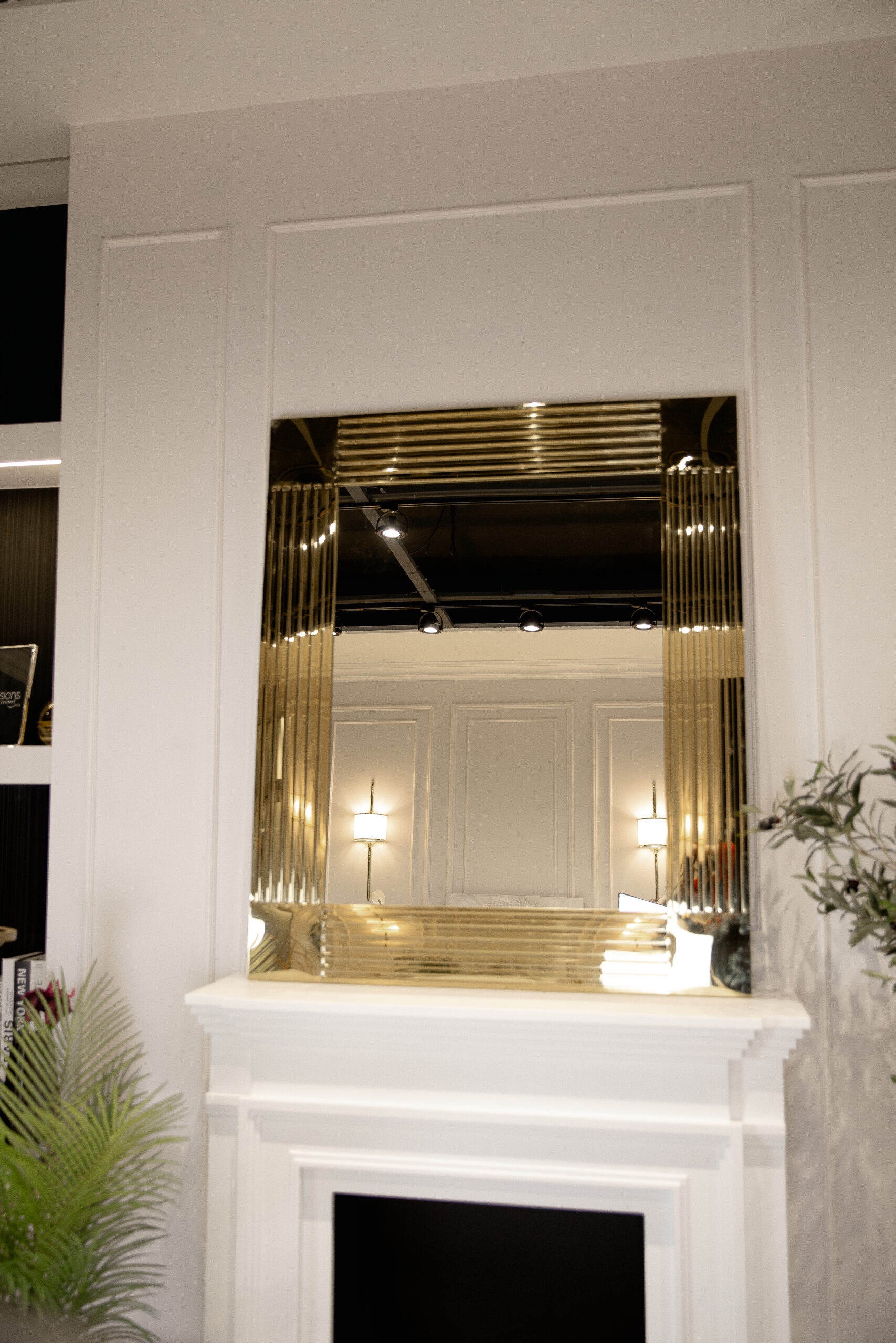 LUSTRO ŚCIENNE prostokątne w złotej, metalowej ramie, nowoczesny styl, do salonu