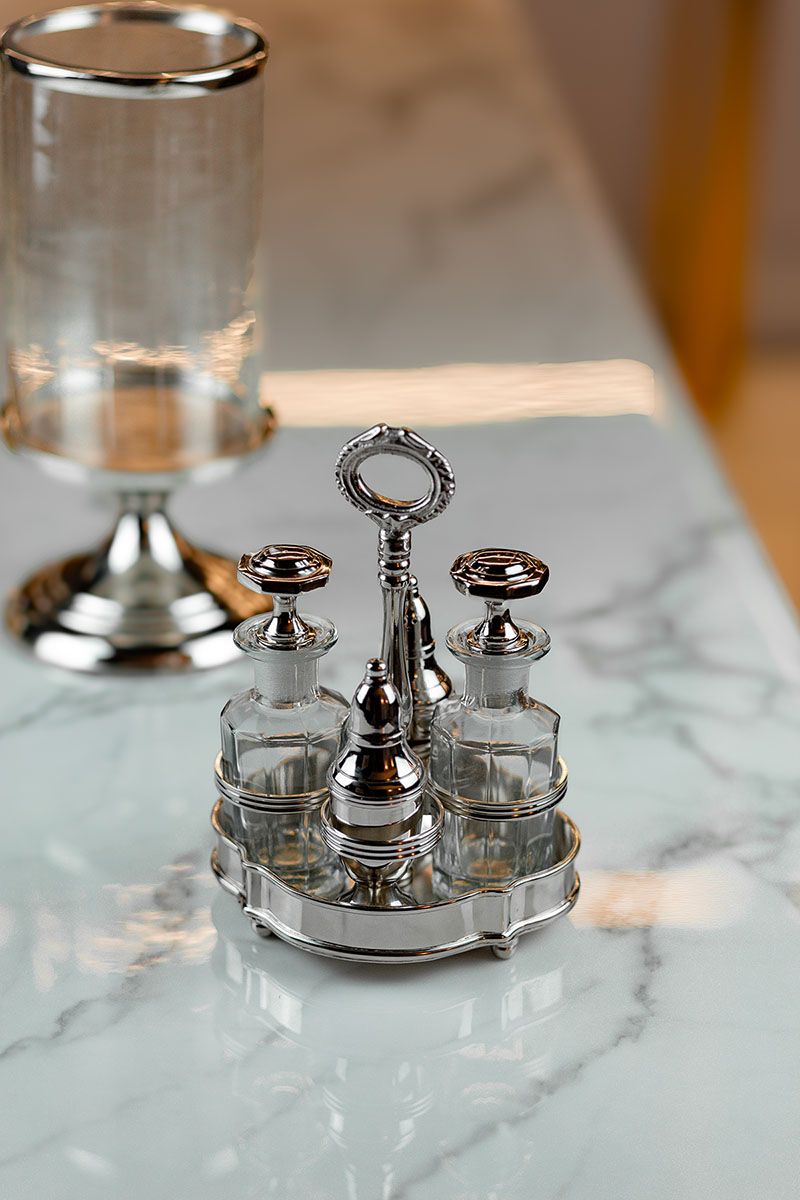 PRZYPRAWNIK z 4 pojemnikami na tacy, niklowane wykończenie, klasyczny, ekskluzywny styl, wyjątkowy