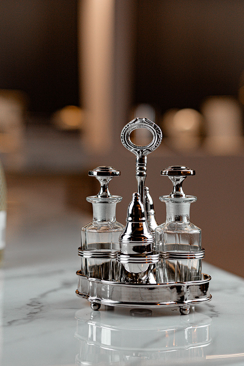 PRZYPRAWNIK z 4 pojemnikami na tacy, niklowane wykończenie, klasyczny, ekskluzywny styl
