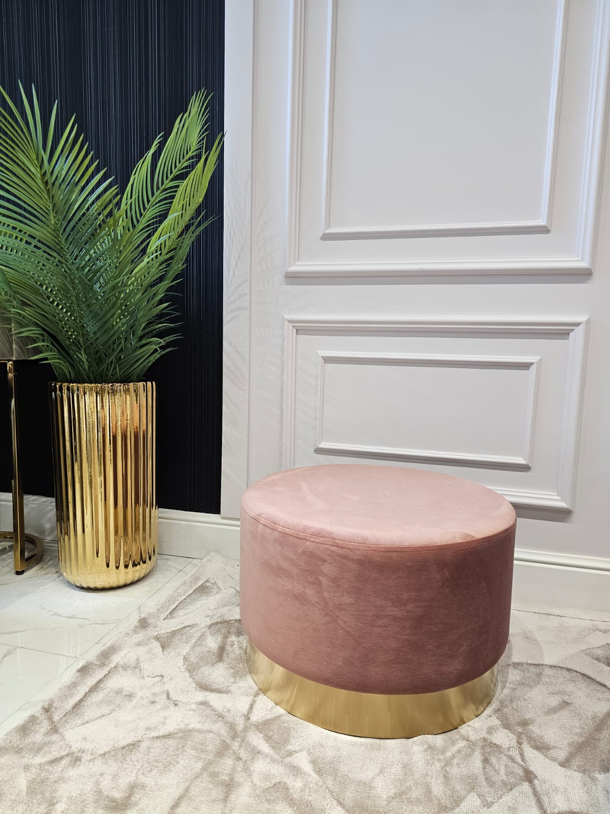 PUFA Nuevo okrągła, aluminiowa złota podstawa, różowe siedzisko, nowoczesny styl