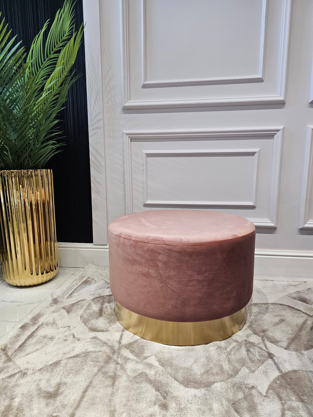 PUFA Nuevo okrągła, aluminiowa złota podstawa, różowe siedzisko, nowoczesny styl, piękna